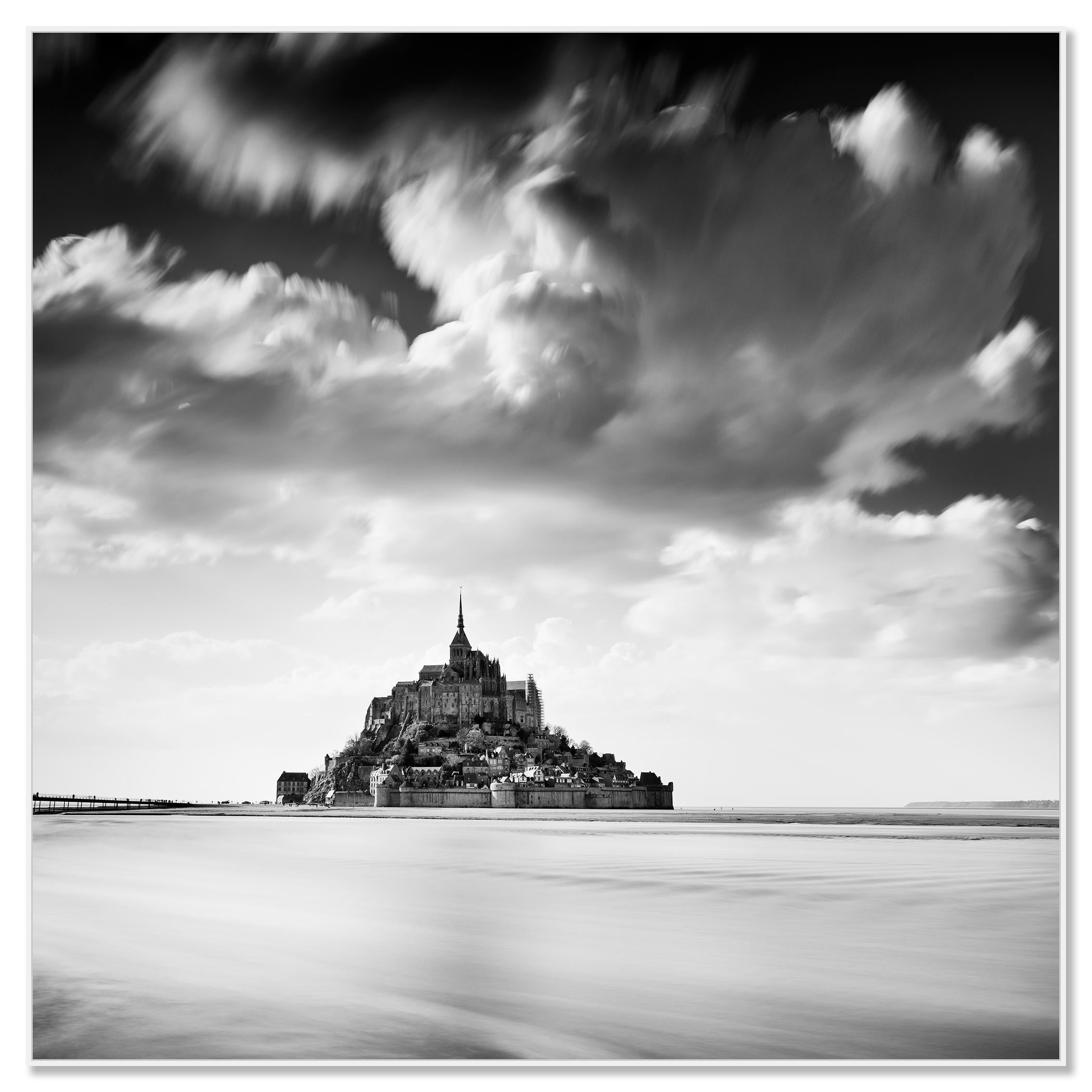 Mont Saint Michel, nuages géants, France, noir et blanc, paysage, photographie - Contemporain Photograph par Gerald Berghammer