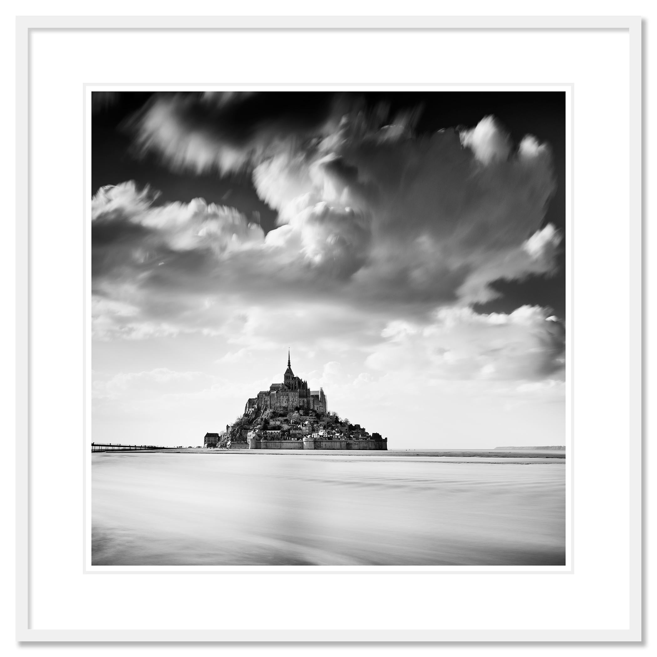 Mont Saint Michel, nuages géants, France, noir et blanc, paysage, photographie en vente 1