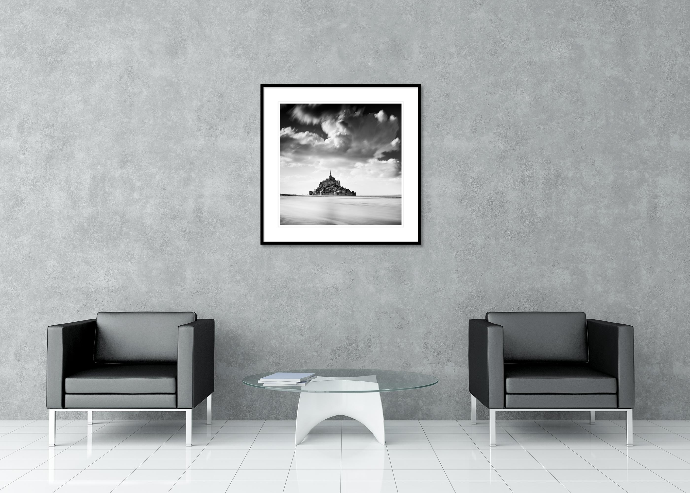 Mont Saint Michel, nuages géants, France, noir et blanc, paysage, photographie en vente 2