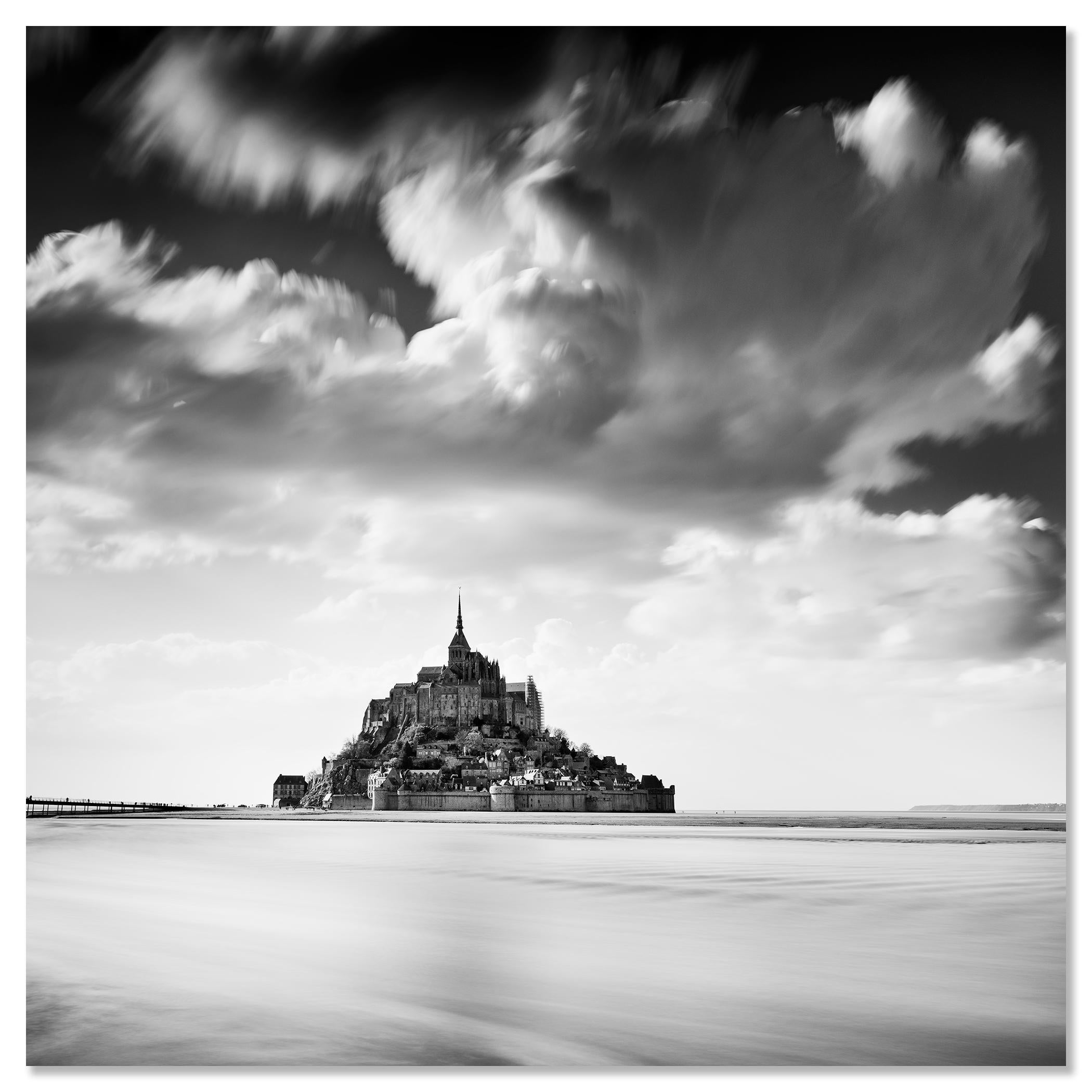 Mont Saint Michel, nuages géants, France, noir et blanc, paysage, photographie en vente 3