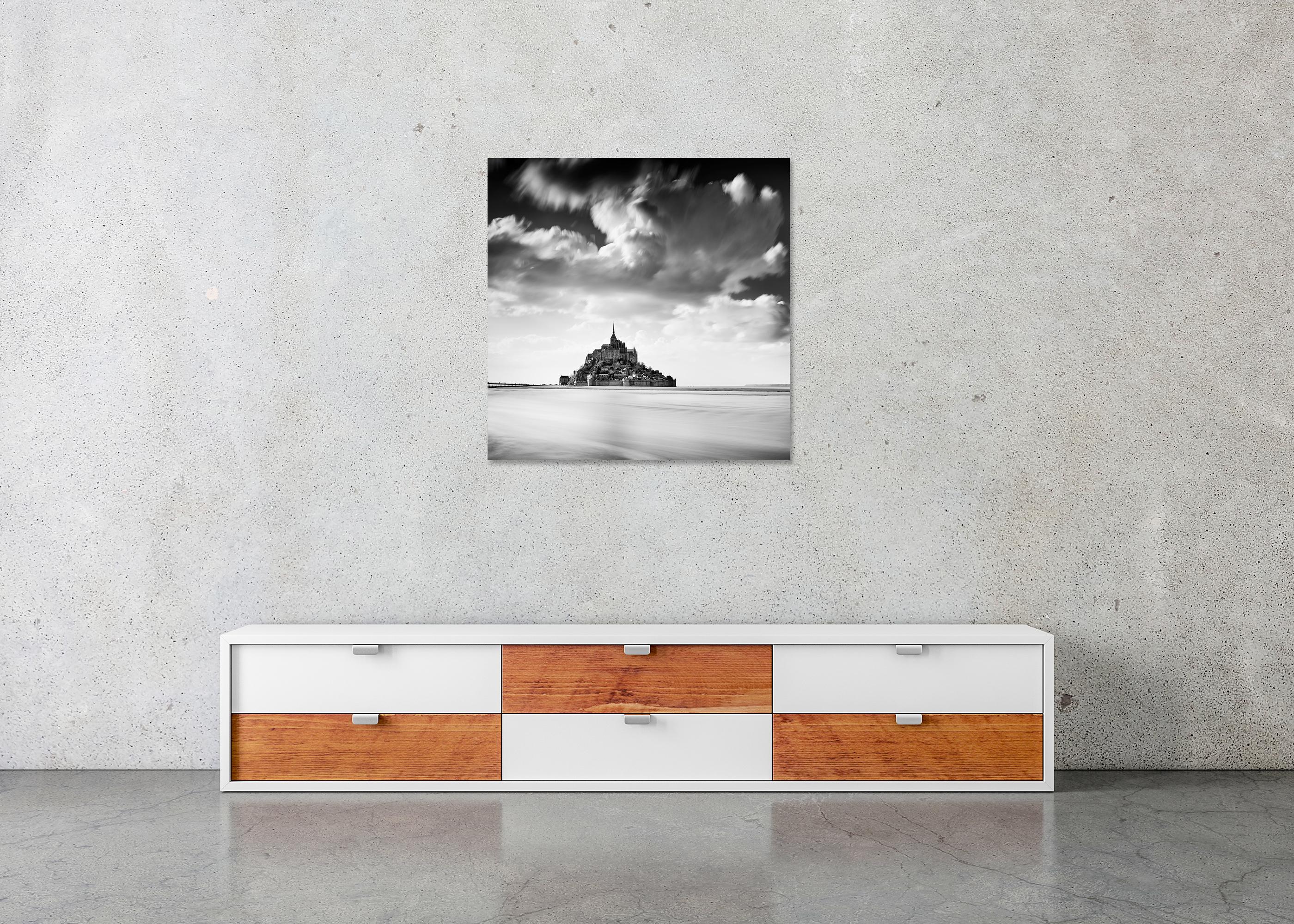 Mont Saint Michel, nuages géants, France, noir et blanc, paysage, photographie en vente 4