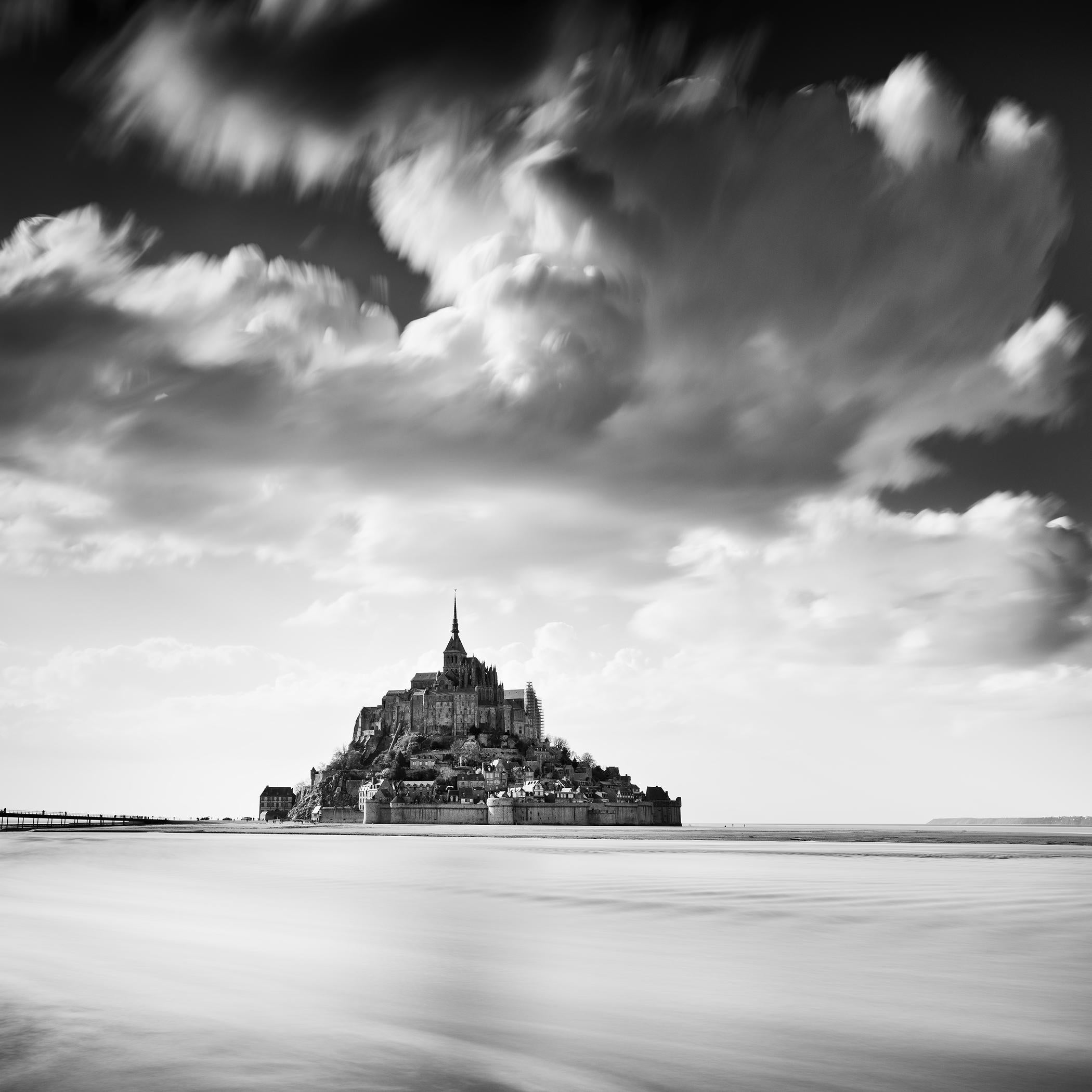 Mont Saint Michel, nuages géants, France, noir et blanc, paysage, photographie