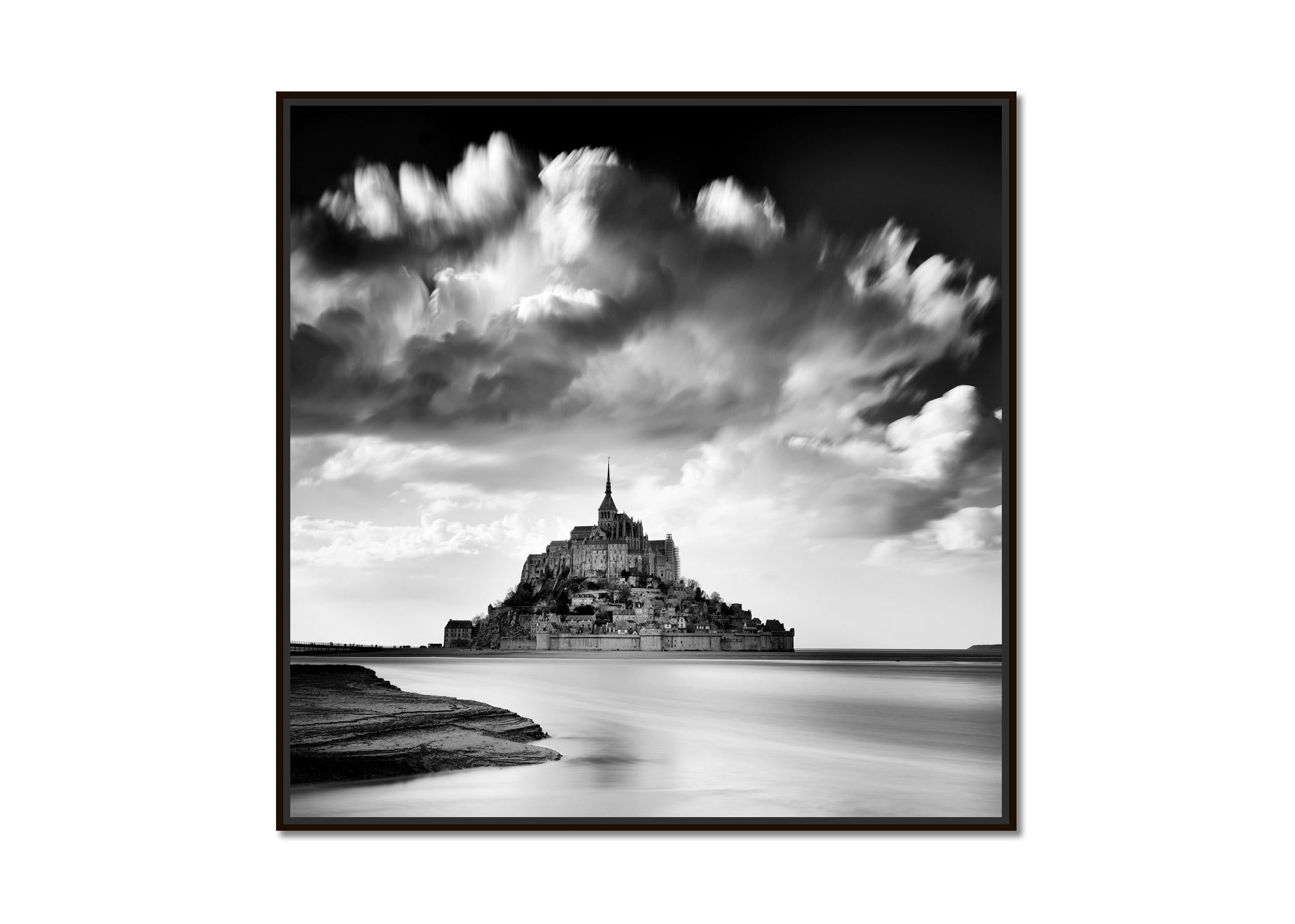 Mont Saint Michel, Impressionistische Wolke, Frankreich, Schwarz-Weiß-Kunstfotografie – Photograph von Gerald Berghammer