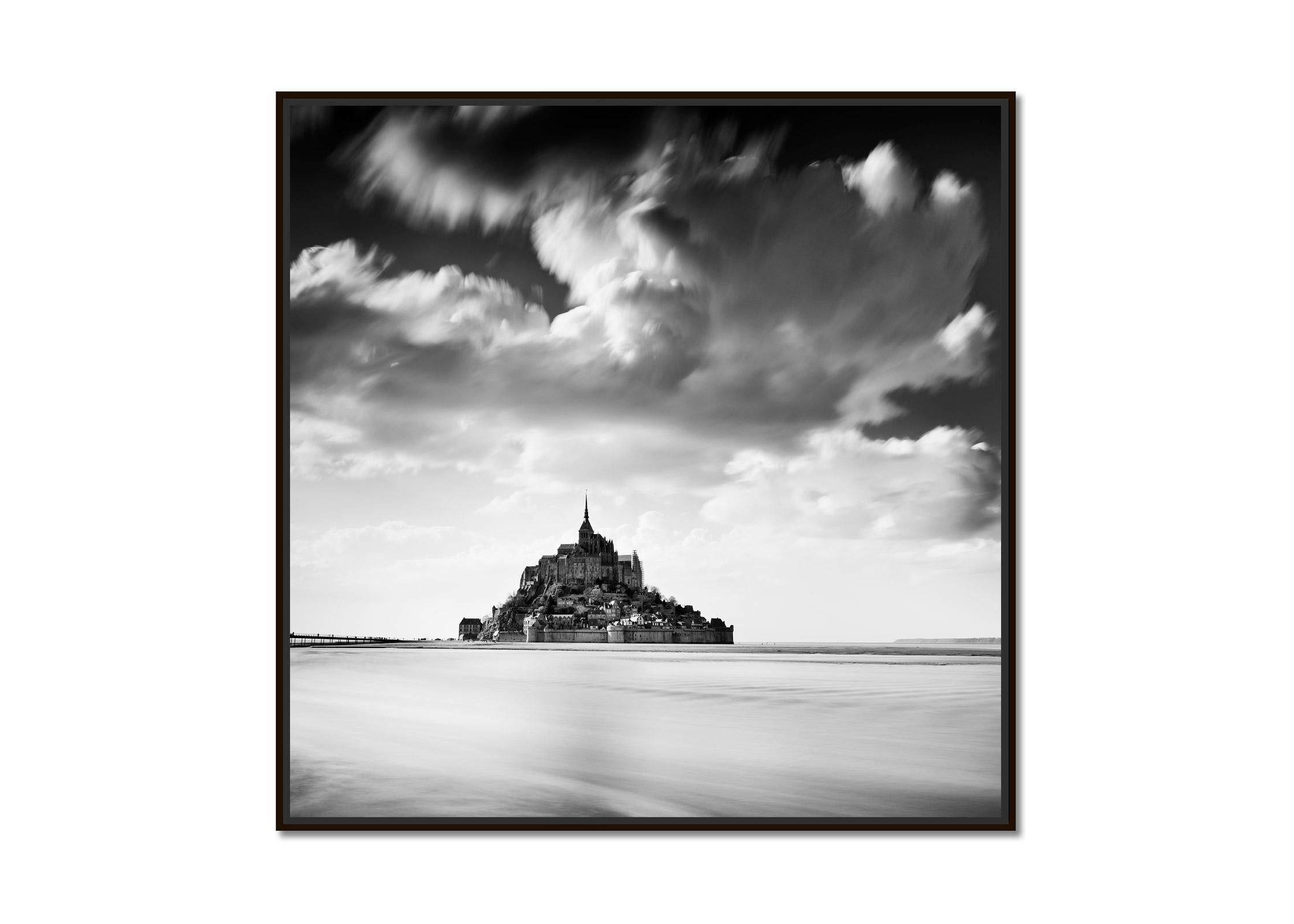 Mont Saint Michel, Nubes Gigantes, Francia, blanco y negro, paisaje, fotografía - Photograph de Gerald Berghammer