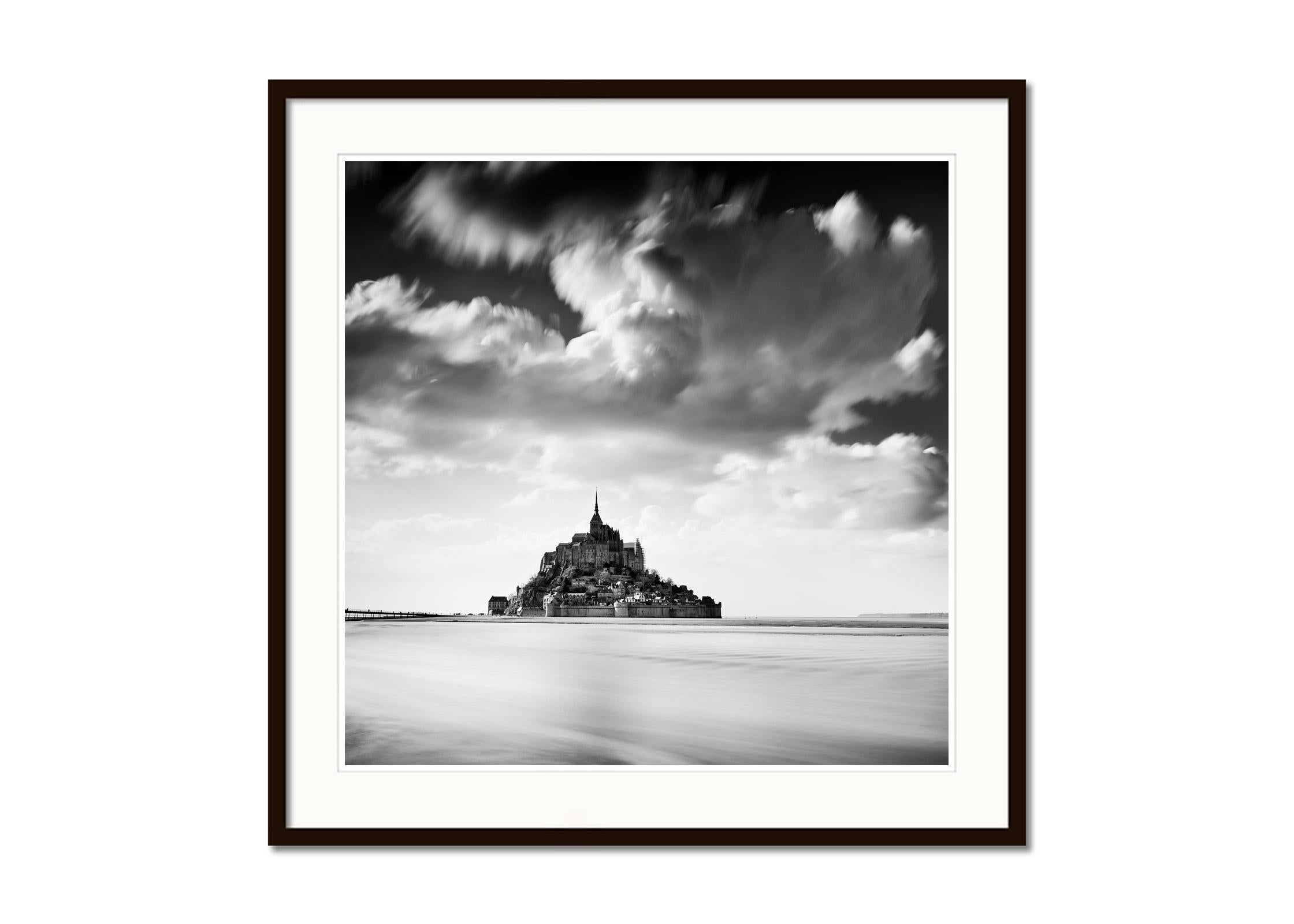 Mont Saint Michel, Nubes Gigantes, Francia, blanco y negro, paisaje, fotografía - Landscape Photograph Negro de Gerald Berghammer