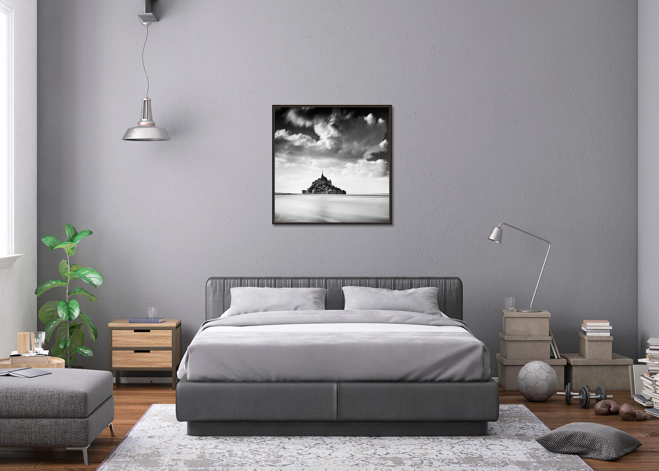 Mont Saint Michel, Nubes Gigantes, Francia, blanco y negro, paisaje, fotografía en venta 1