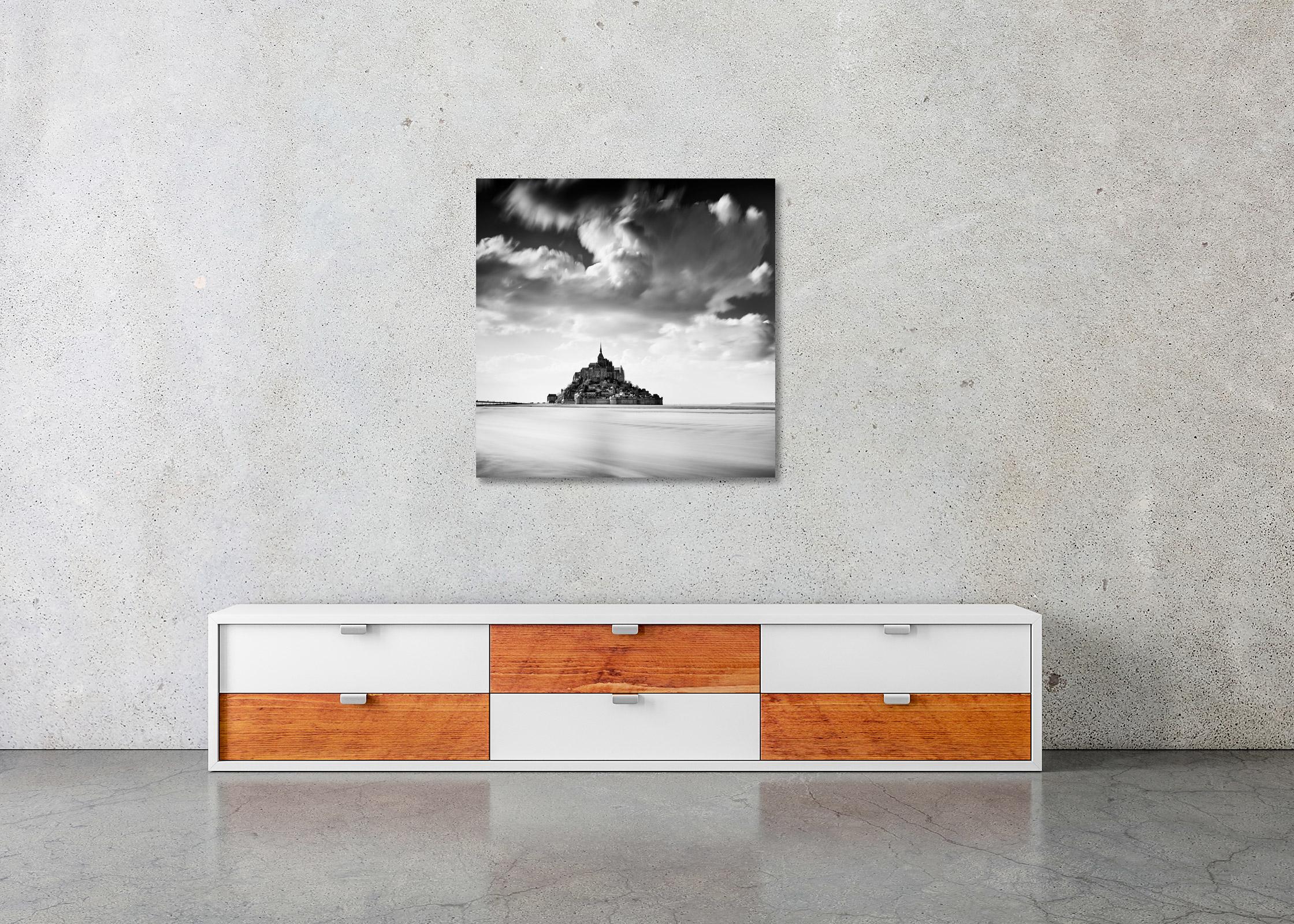 Mont Saint Michel, Nubes Gigantes, Francia, blanco y negro, paisaje, fotografía en venta 2