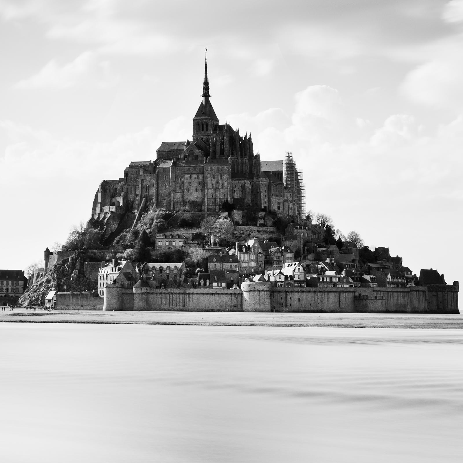 Mont Saint Michel, Nubes Gigantes, Francia, blanco y negro, paisaje, fotografía en venta 3