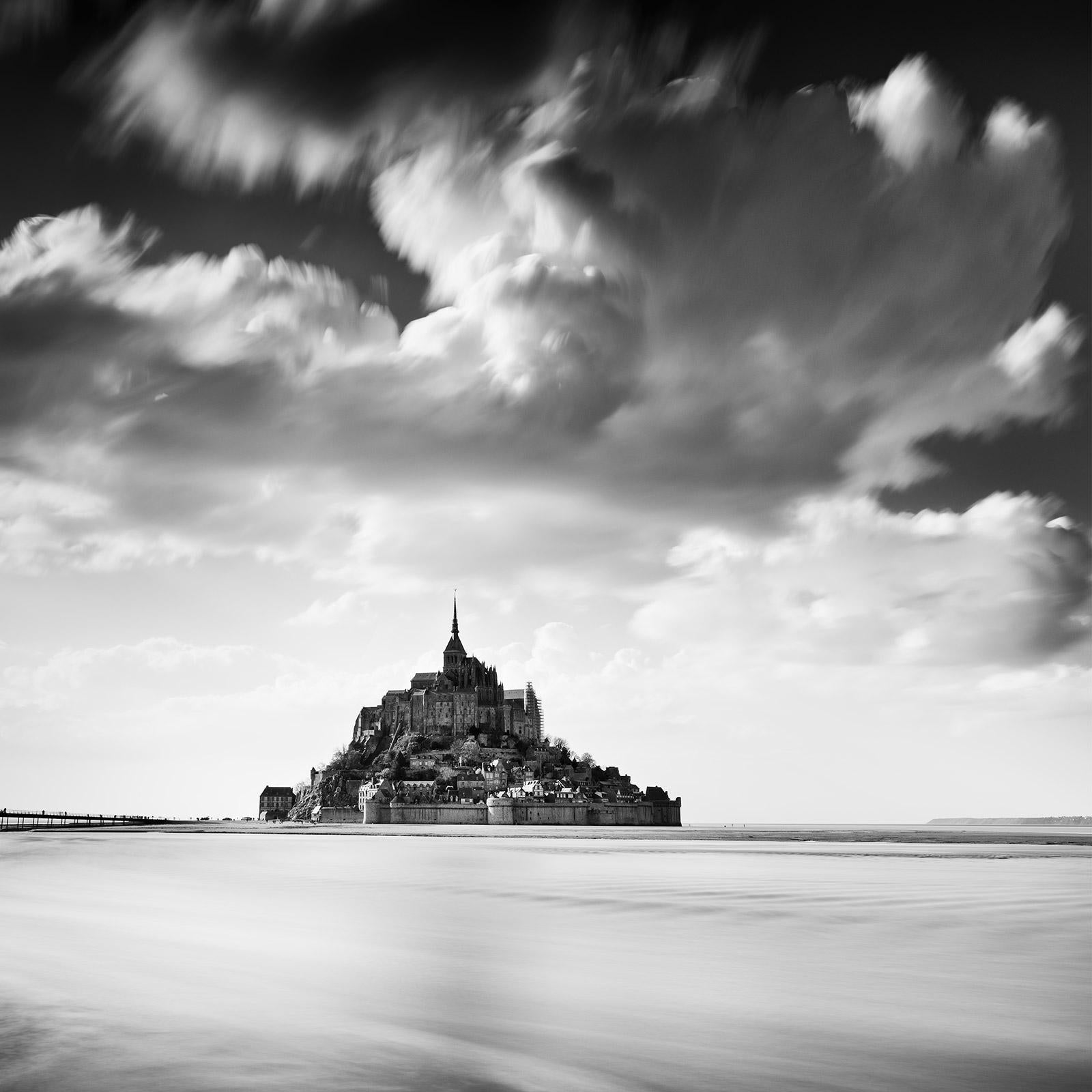 Landscape Photograph de Gerald Berghammer - Mont Saint Michel, Nubes Gigantes, Francia, blanco y negro, paisaje, fotografía