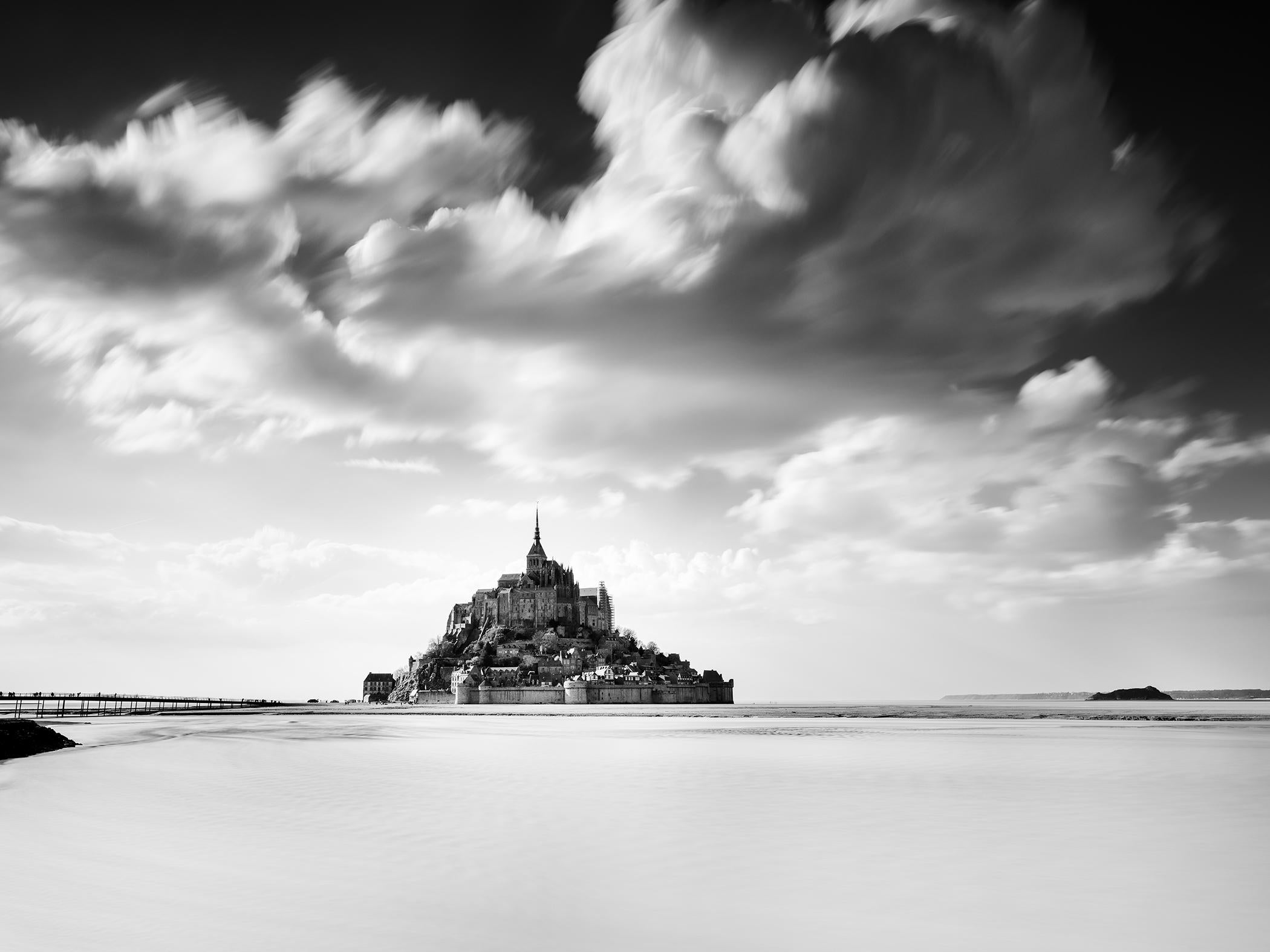 Mont Saint Michel, panorama, nuvola enorme, Francia, paesaggio in bianco e nero