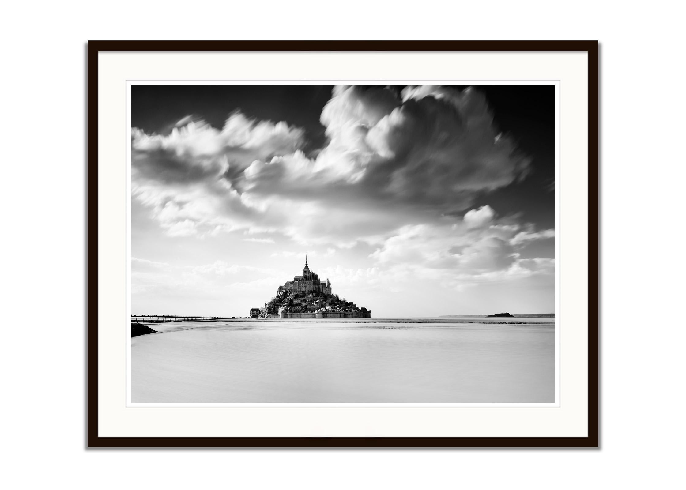 Mont Saint Michel, Panorama, riesige Wolke, Frankreich, Schwarz-Weiß-Landschaftsfoto (Grau), Black and White Photograph, von Gerald Berghammer