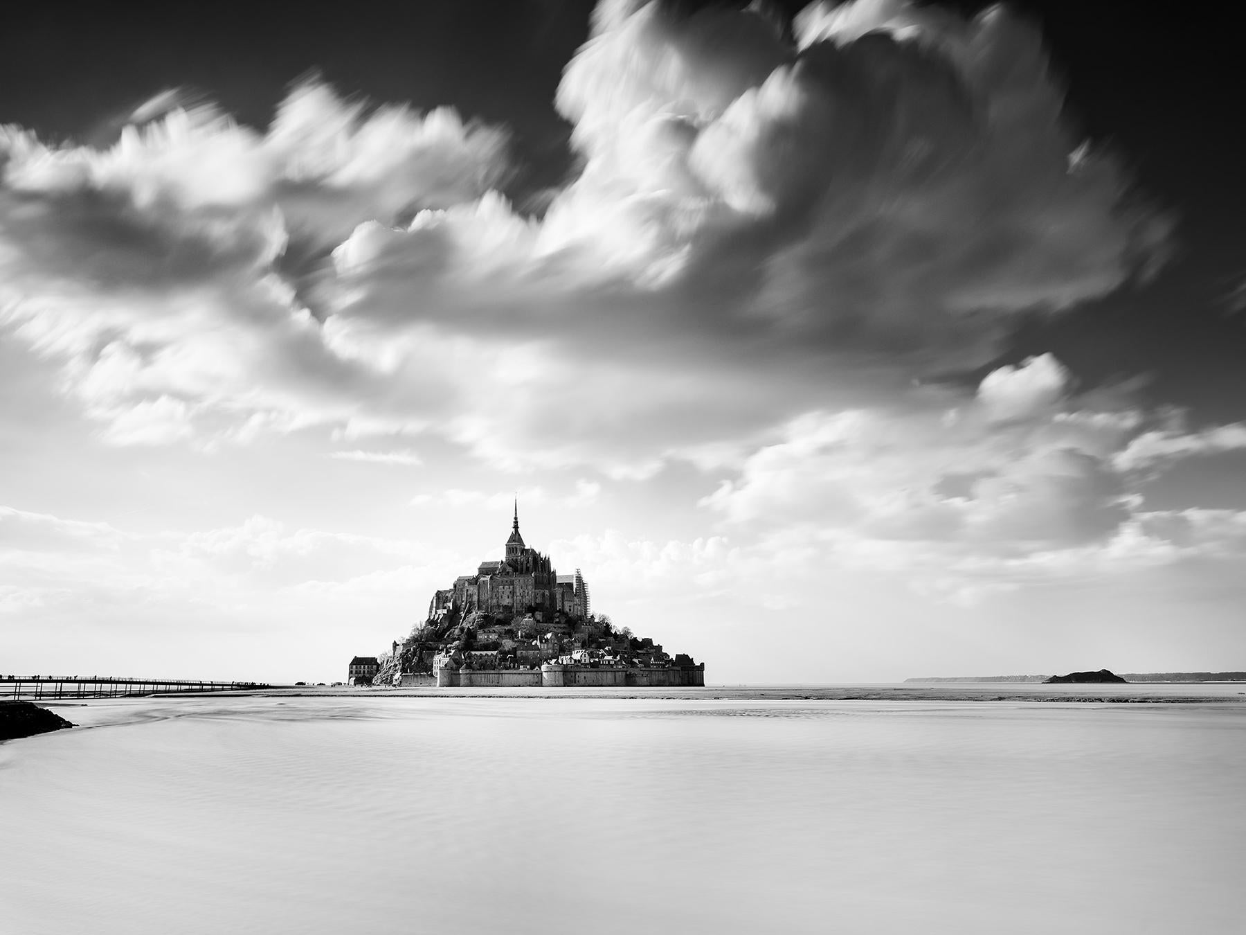 Gerald Berghammer Black and White Photograph – Mont Saint Michel, Panorama, riesige Wolke, Frankreich, Schwarz-Weiß-Landschaftsfoto