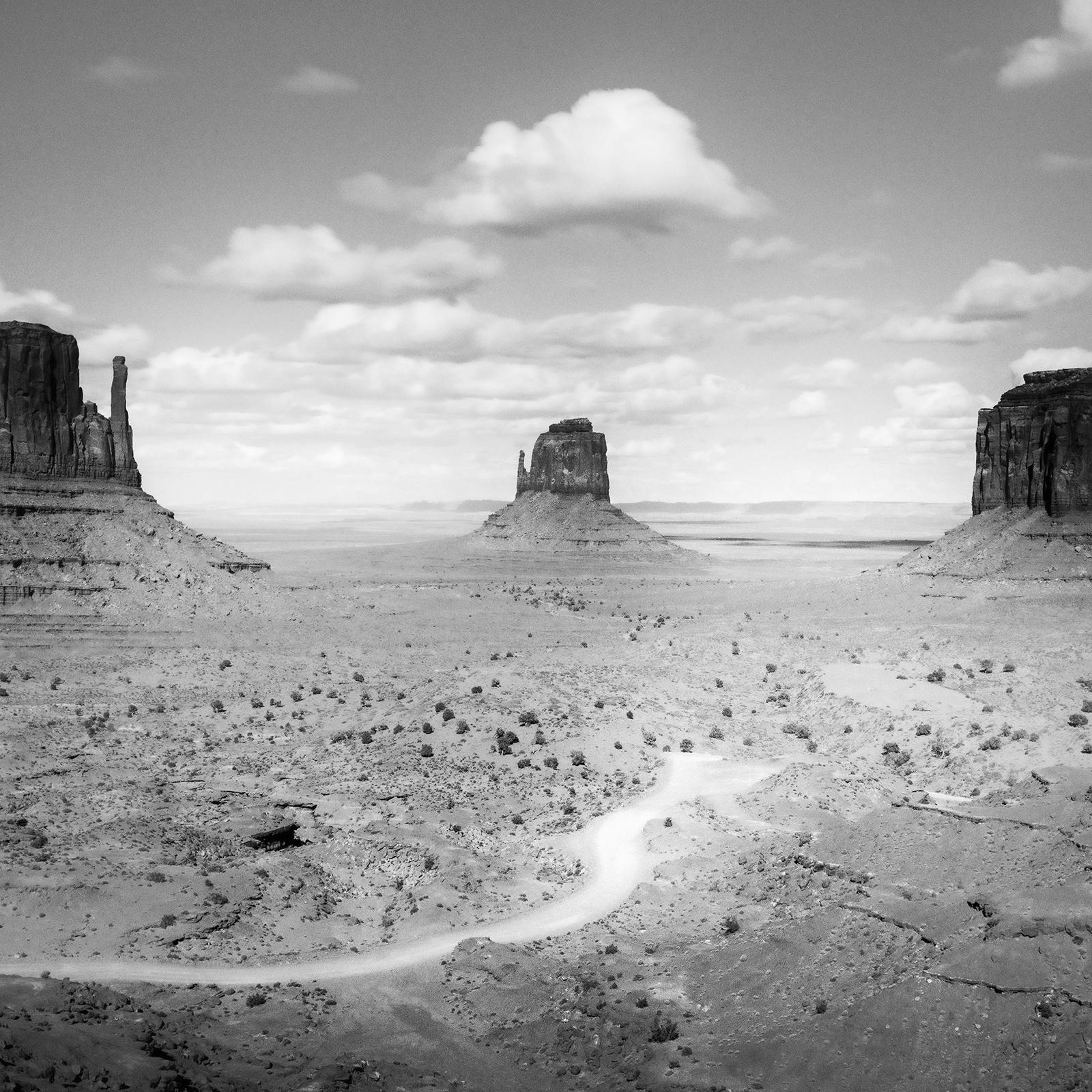 Monument Valley, nuageux, désert, USA, photographie noir et blanc, paysage en vente 5