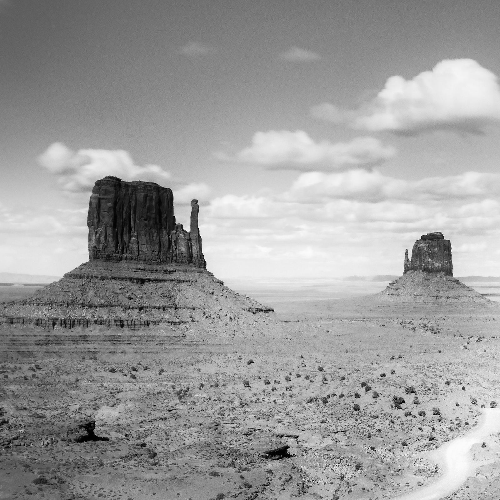 Monument Valley, nuageux, désert, USA, photographie noir et blanc, paysage en vente 3