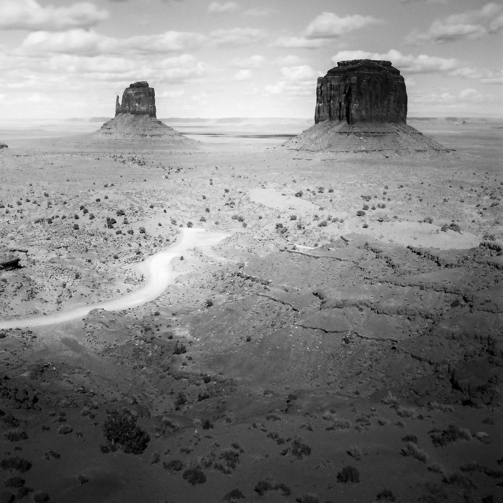 Monument Valley, nuageux, désert, USA, photographie noir et blanc, paysage en vente 4