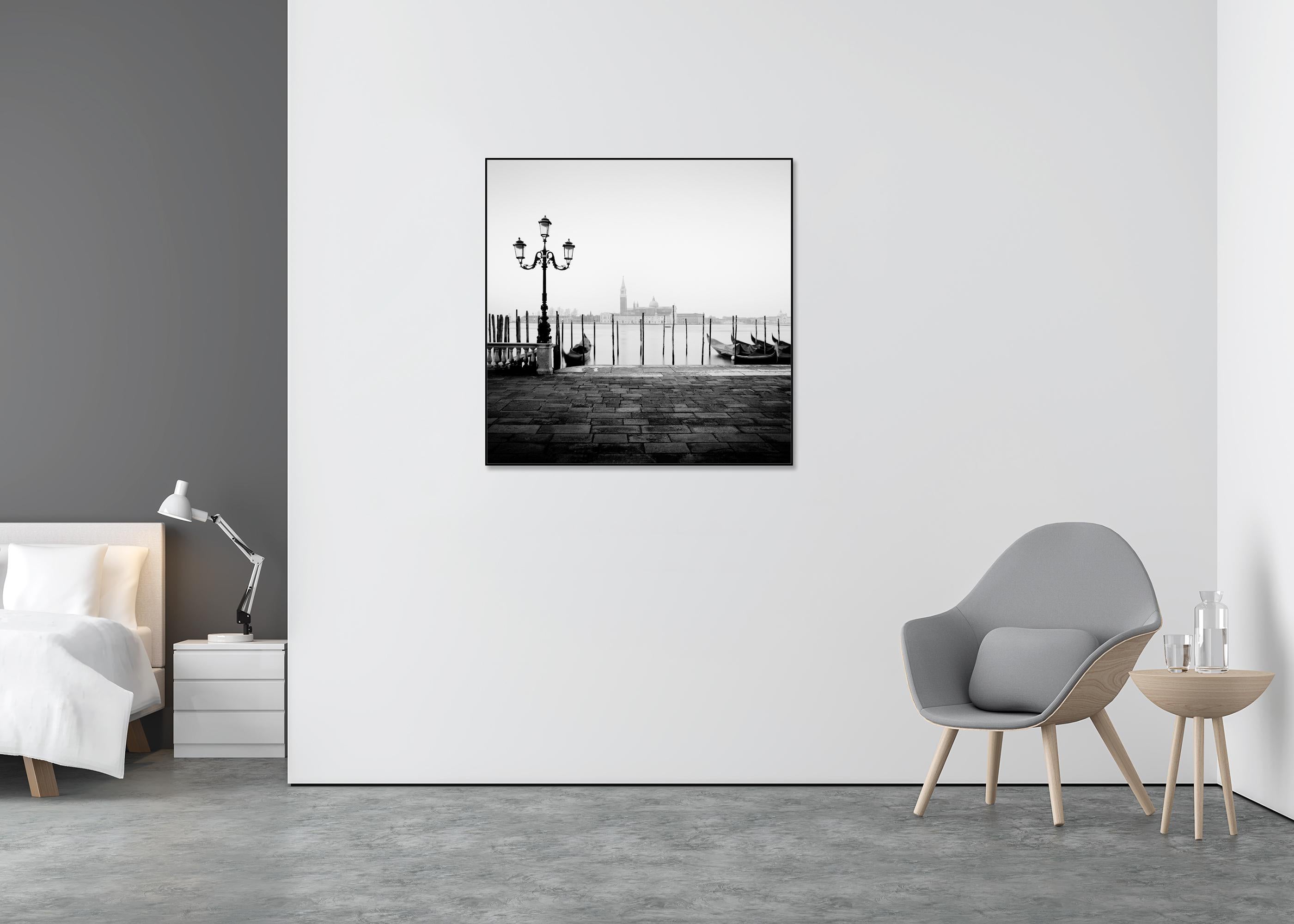 Más Espacio Libre, Basílica de Venecia, fotografía en blanco y negro, limitada, paisaje - Black and White Photograph Gris de Gerald Berghammer