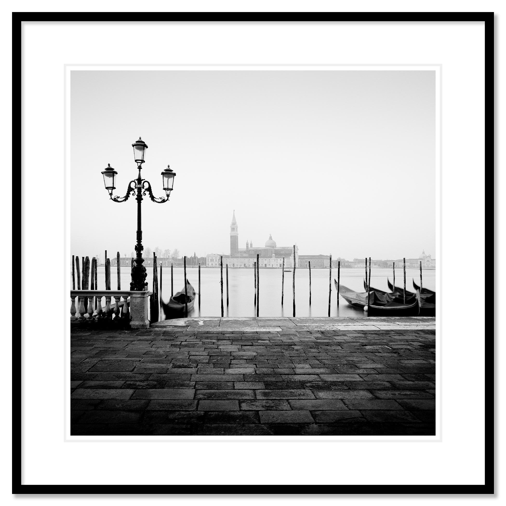Fotografía artística de paisajes en blanco y negro. Preciosa vista de una góndola tradicional en el Canal Grande con la Basílica de Santa María de la Salud al fondo, Venecia, Italia. Impresión en tinta de pigmento de archivo, edición de 9. Firmada,