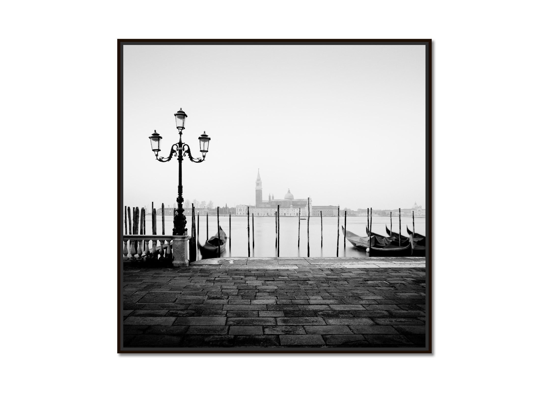 Mehr Freier Raum Basilica Venedig Italien Schwarz-Weiß-Fotografie der bildenden Kunst – Photograph von Gerald Berghammer