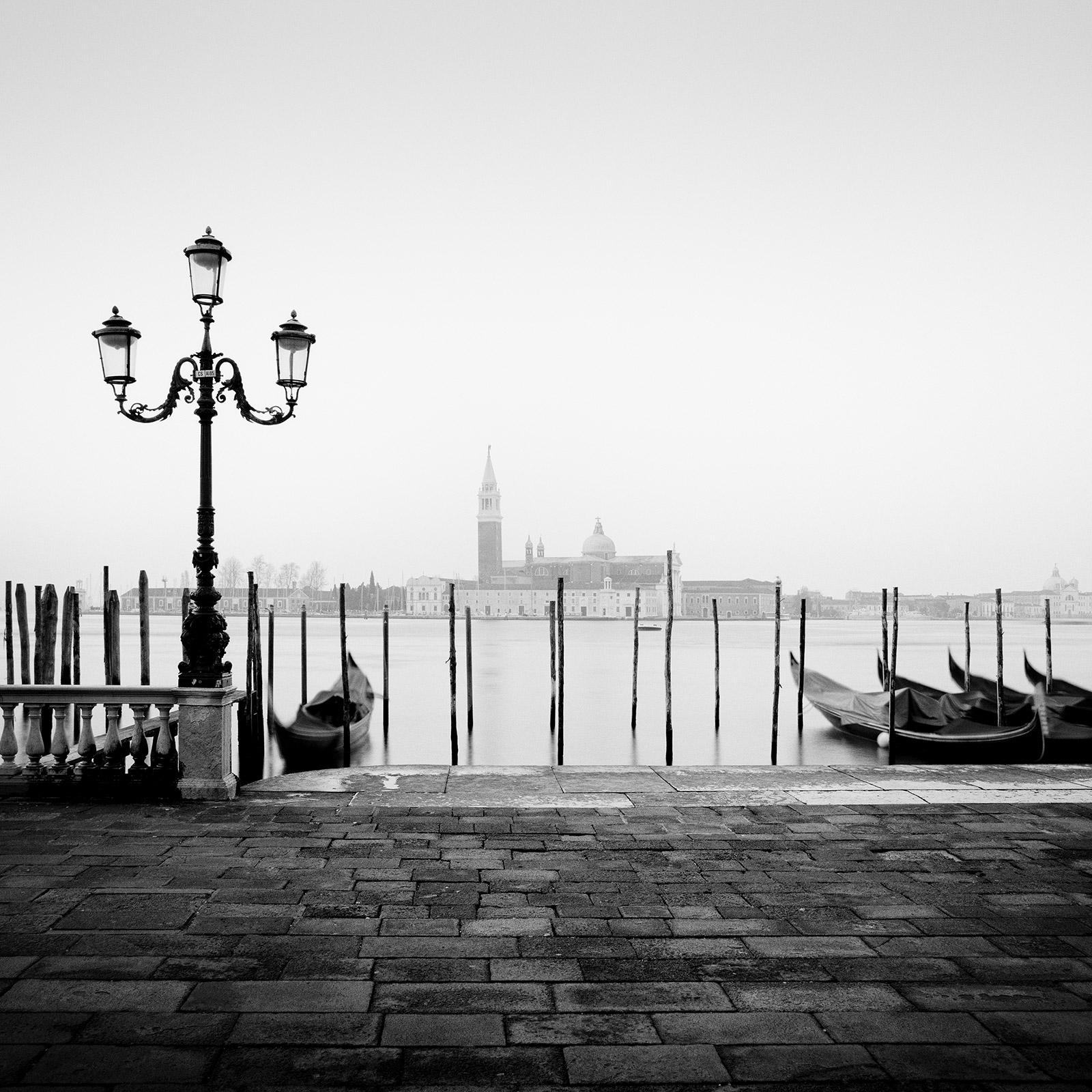 Gerald Berghammer Black and White Photograph – Mehr Freier Raum Basilica Venedig Italien Schwarz-Weiß-Fotografie der bildenden Kunst