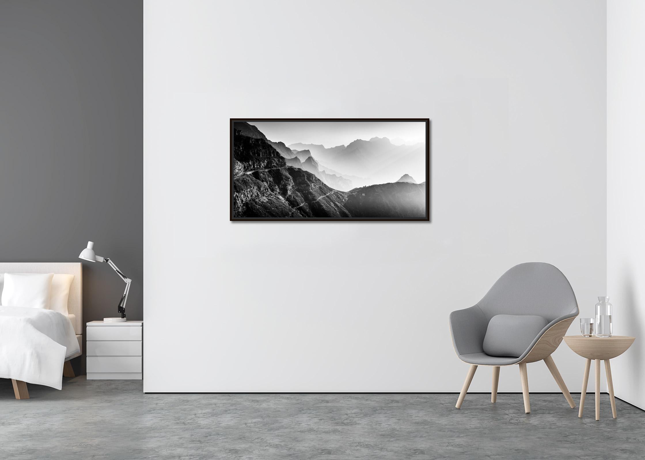 Morgenlicht in den Bergen, Schwarz-Weiß-Fotografie, Landschaft, Fine Art (Zeitgenössisch), Photograph, von Gerald Berghammer