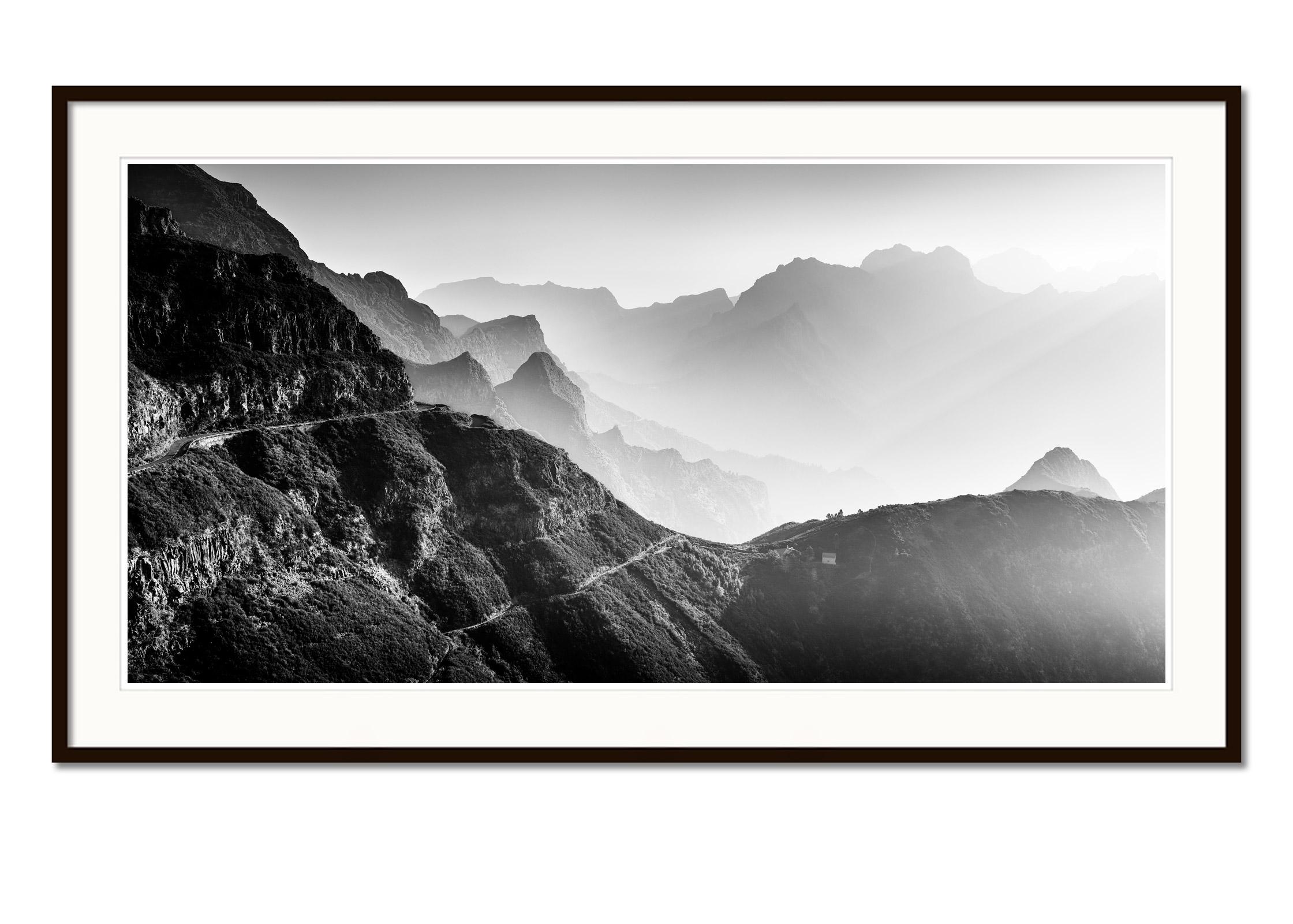 Photographie d'art en noir et blanc d'un panorama de paysage. Les pics montagneux de Madère dans la merveilleuse lumière du lever du soleil, Portugal. Épreuve à l'encre pigmentaire d'archives, édition de 5 exemplaires. Signée, titrée, datée et