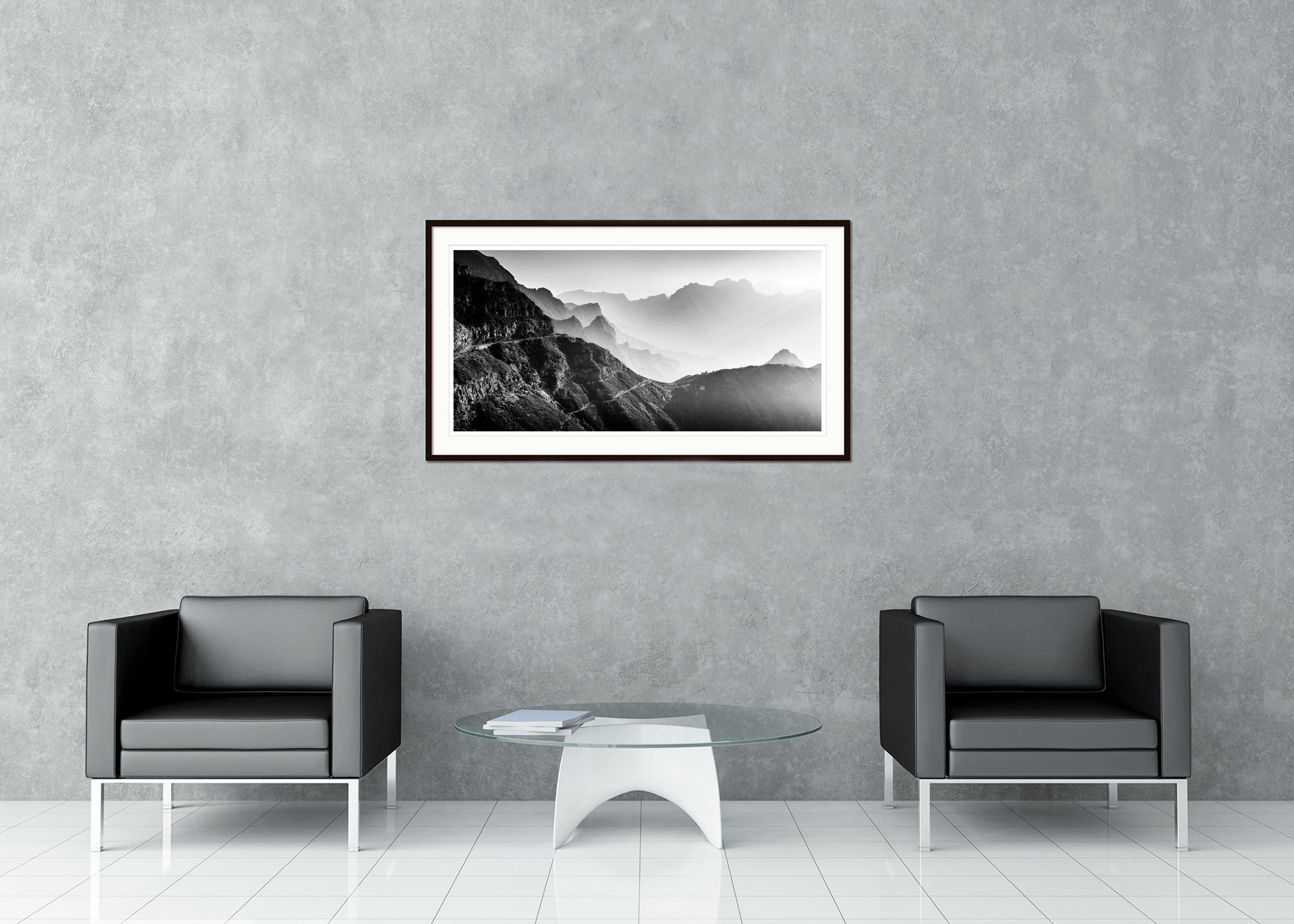 Morgenlicht in den Bergen, Schwarz-Weiß-Fotografie, Landschaft, Fine Art im Angebot 1