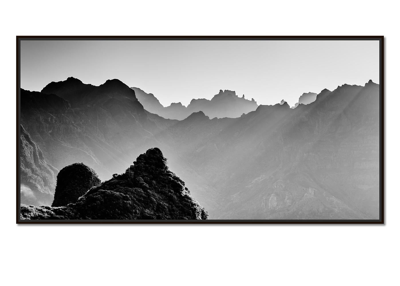 Luce del mattino in montagna, fotografia mono di grande formato, edizione limitata - Photograph di Gerald Berghammer