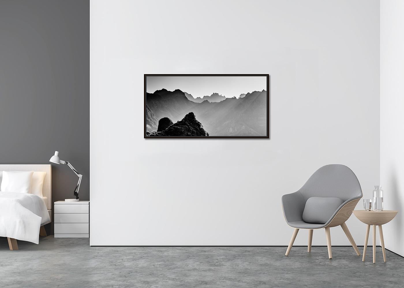 Luce del mattino in montagna, fotografia mono di grande formato, edizione limitata - Photograph Contemporaneo di Gerald Berghammer