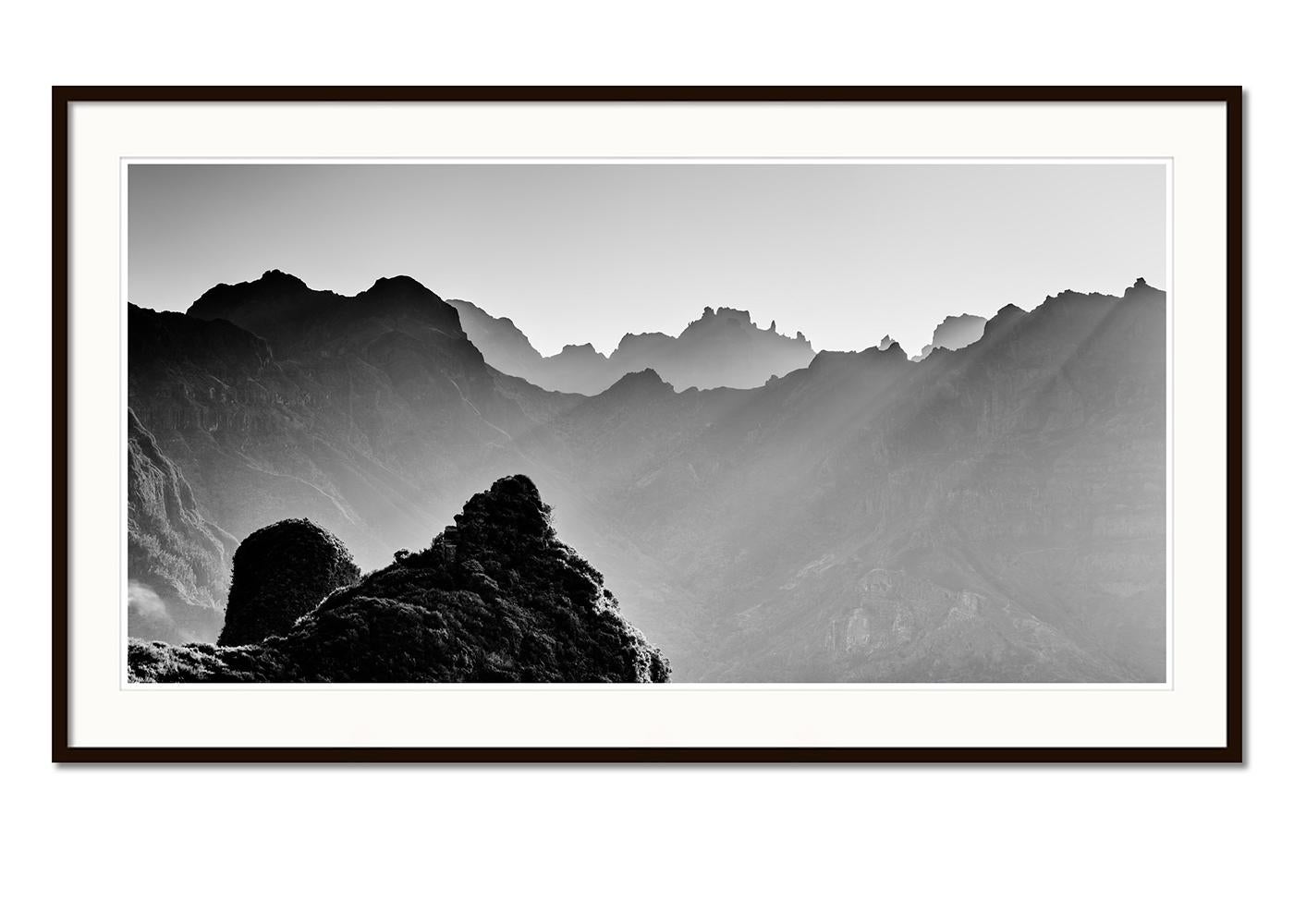 Luce del mattino in montagna, fotografia mono di grande formato, edizione limitata - Landscape Photograph Grigio di Gerald Berghammer