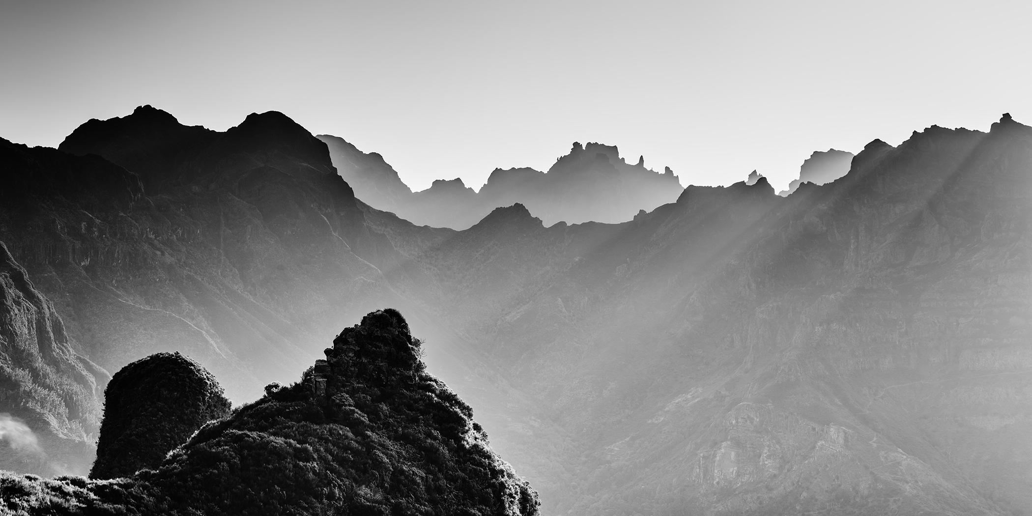 Morning Light in the Mountains, grand format Mono Photograph, édition limitée