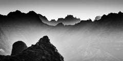 La lumière du matin dans les montagnes, Madeira, photographie en noir et blanc, paysage