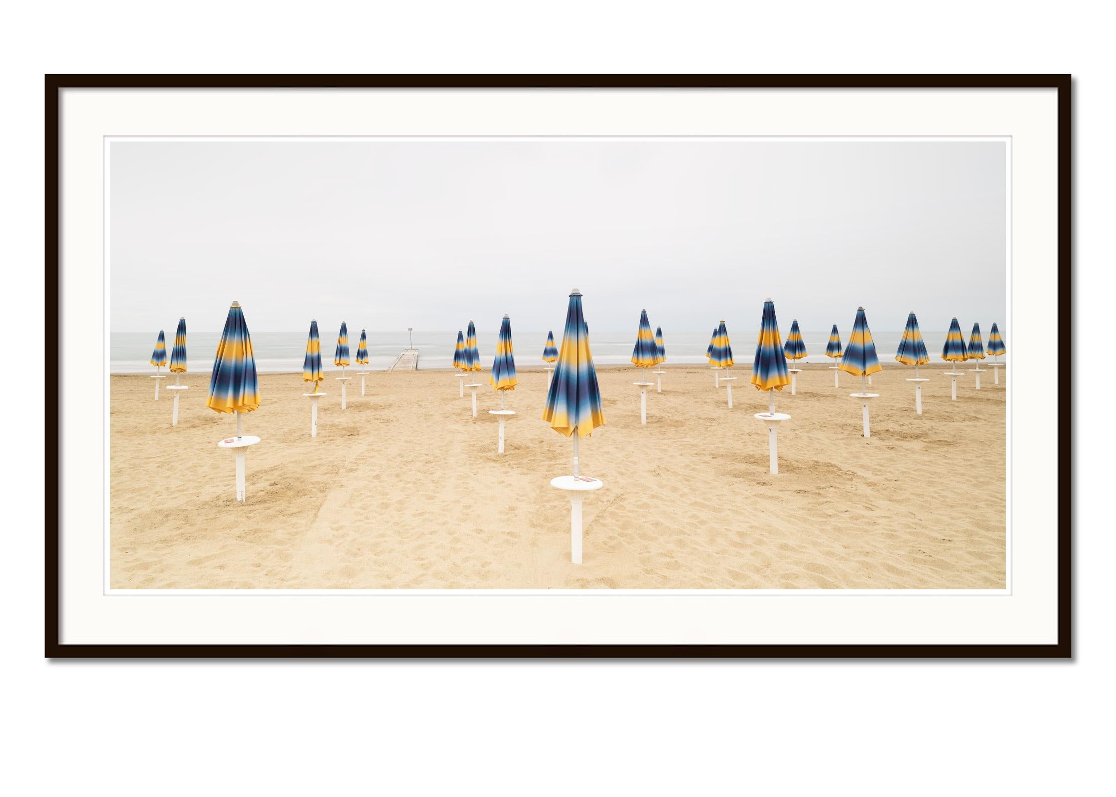 Morning Mood on the Beach, grande photographie en couleur, édition limitée, paysage - Beige Landscape Photograph par Gerald Berghammer