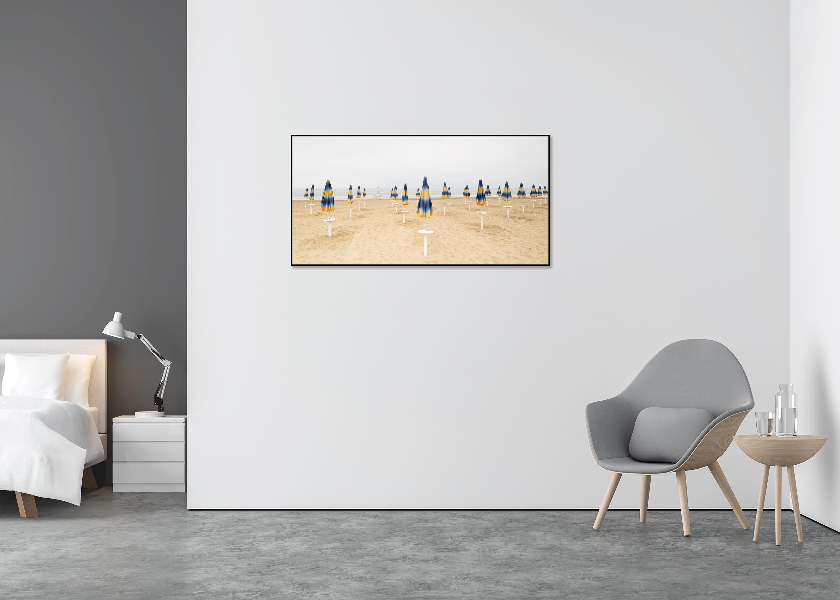 Morning Mood on the Beach, grande photographie en couleur, édition limitée, paysage - Beige Landscape Photograph par Gerald Berghammer