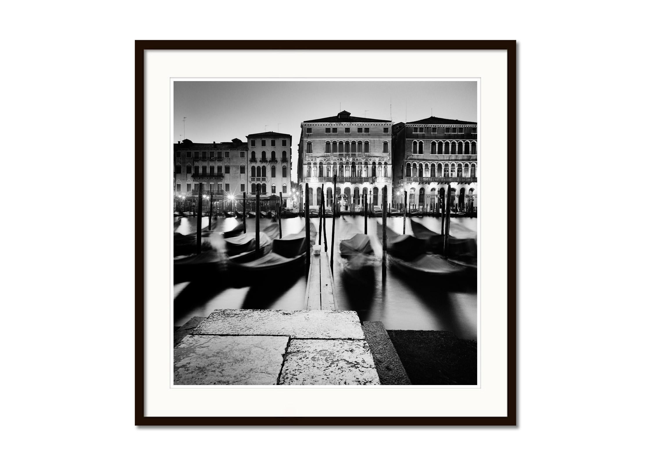 Rituel du matin, gondole, Venise, photographie noir et blanc, paysage urbain, art - Gris Landscape Photograph par Gerald Berghammer