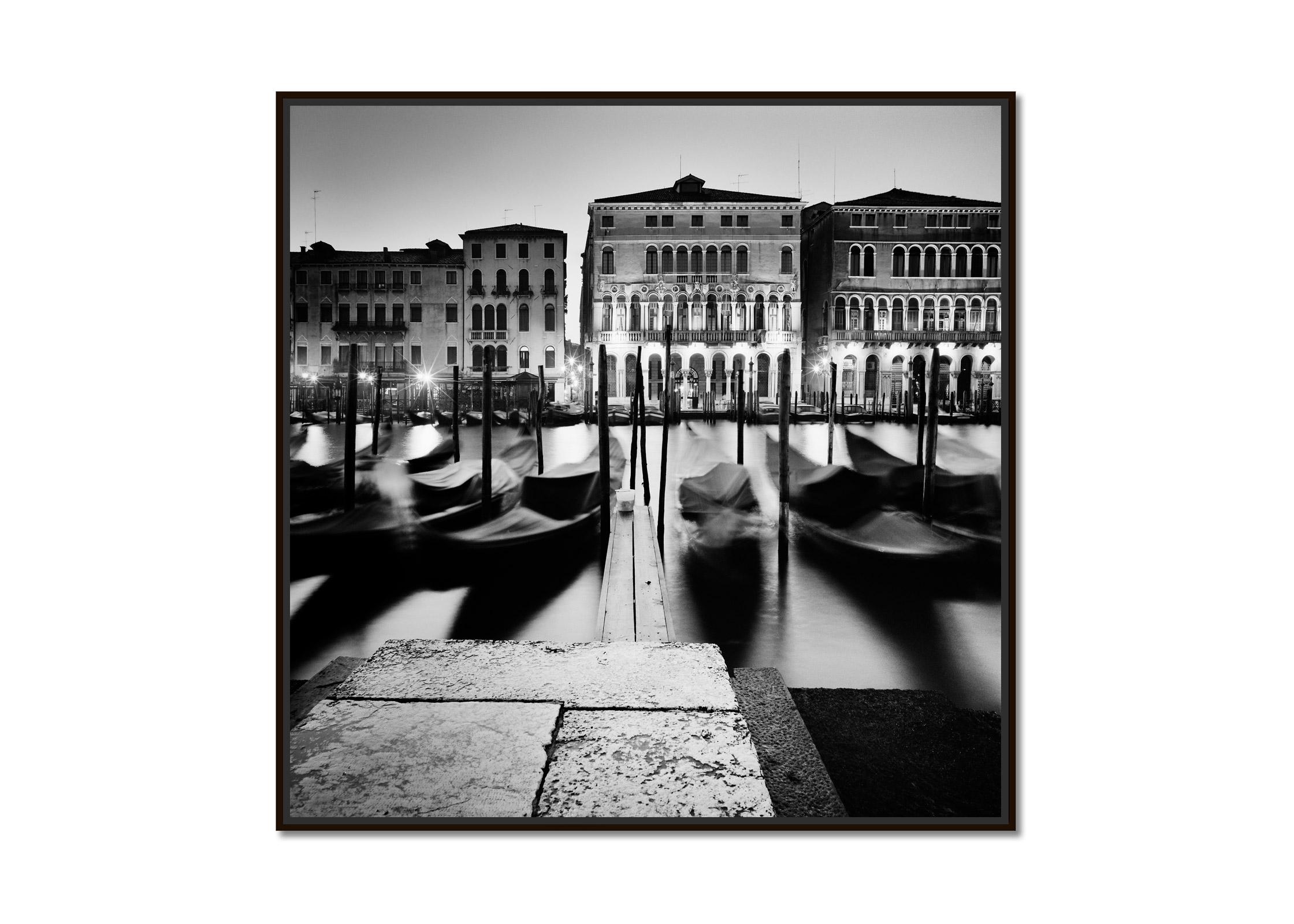 Rituel du matin, gondole, Venise, photographie noir et blanc, paysage urbain, art - Photograph de Gerald Berghammer