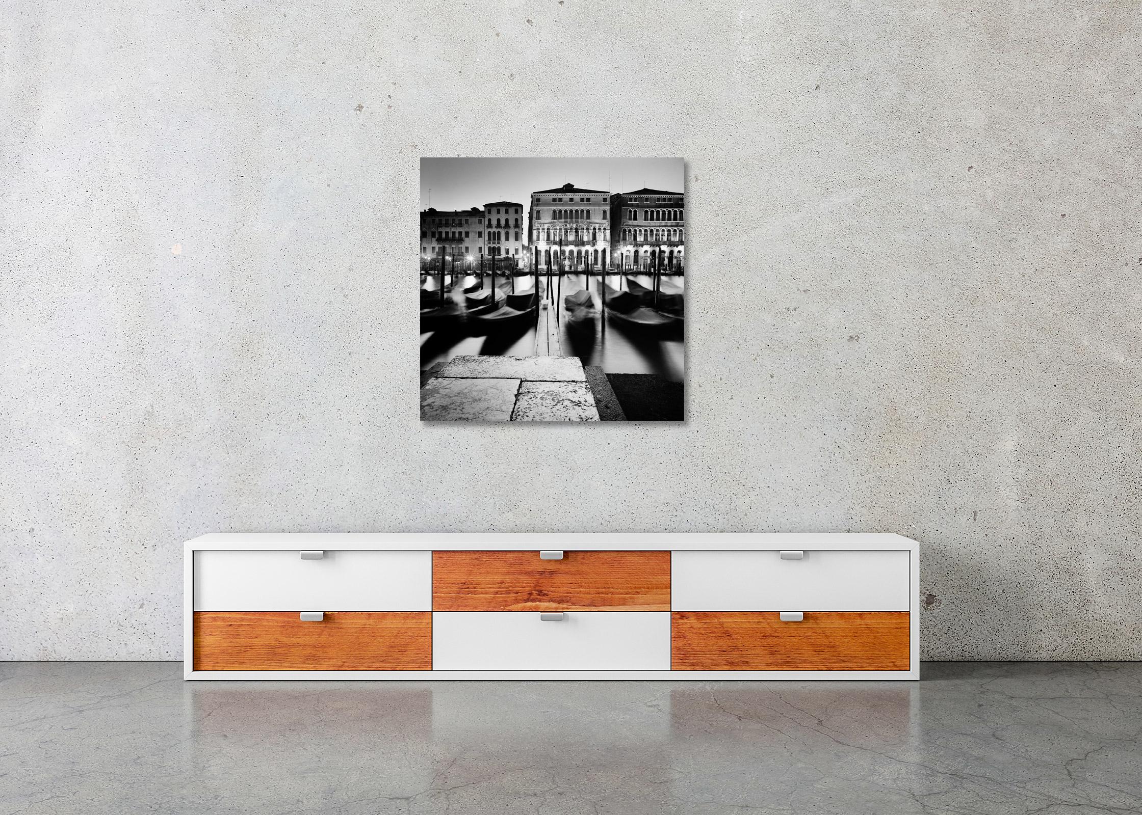 Rituel du matin, gondole, Venise, photographie noir et blanc, paysage urbain, art en vente 1