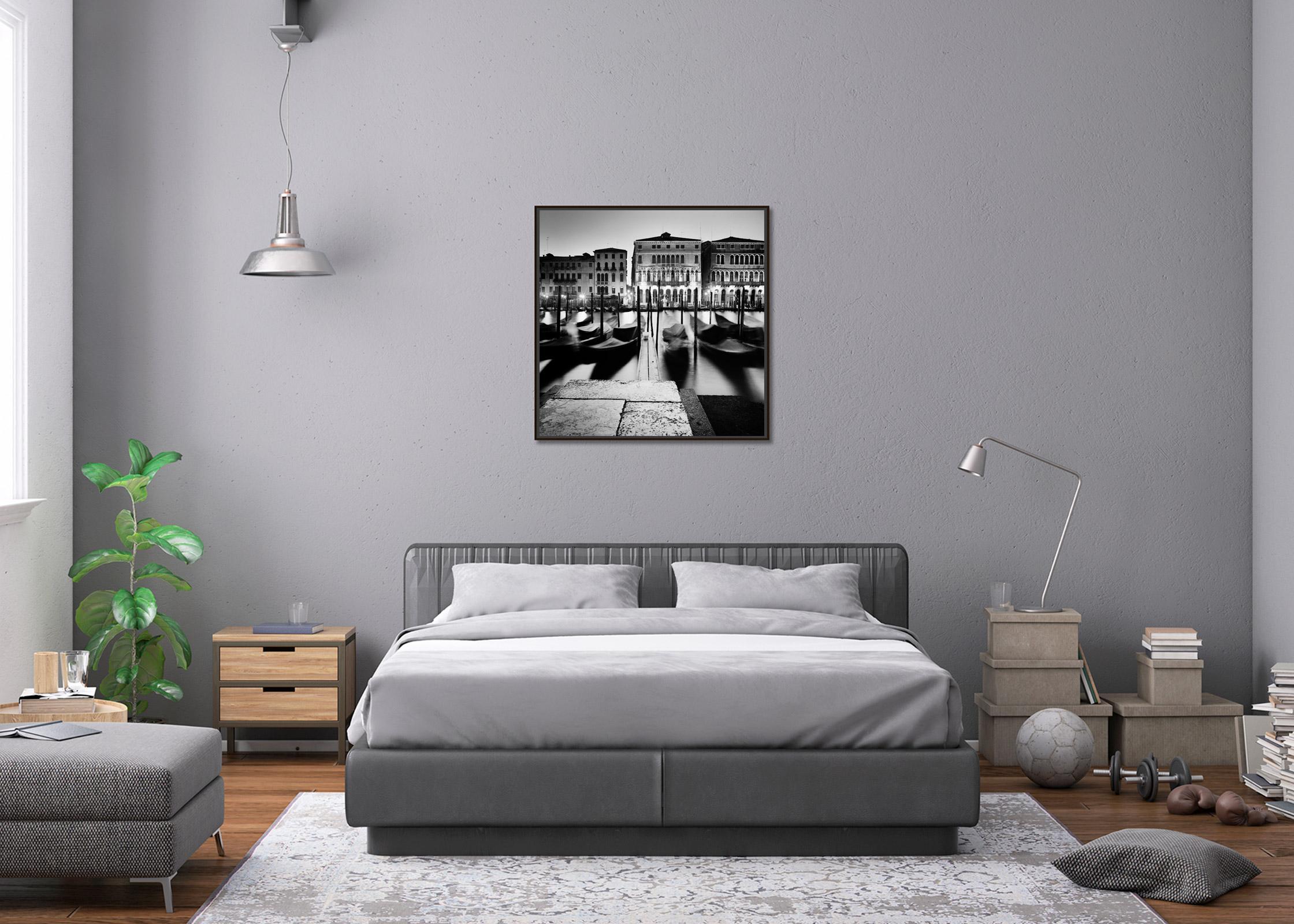 Rituel du matin, gondole, Venise, photographie noir et blanc, paysage urbain, art en vente 2