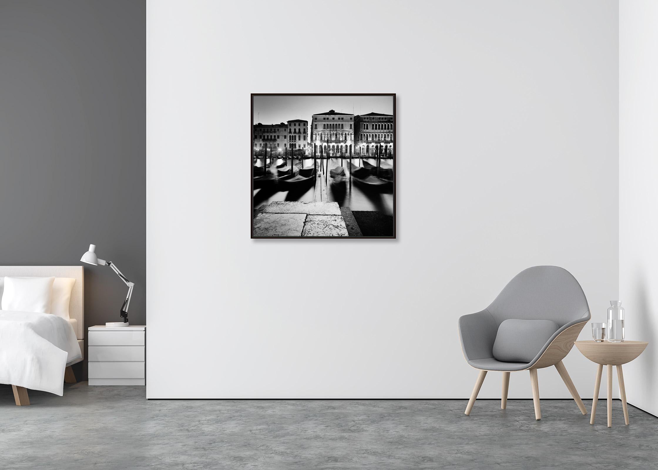 Rituel du matin, gondole, Venise, photographie noir et blanc, paysage urbain, art - Contemporain Photograph par Gerald Berghammer