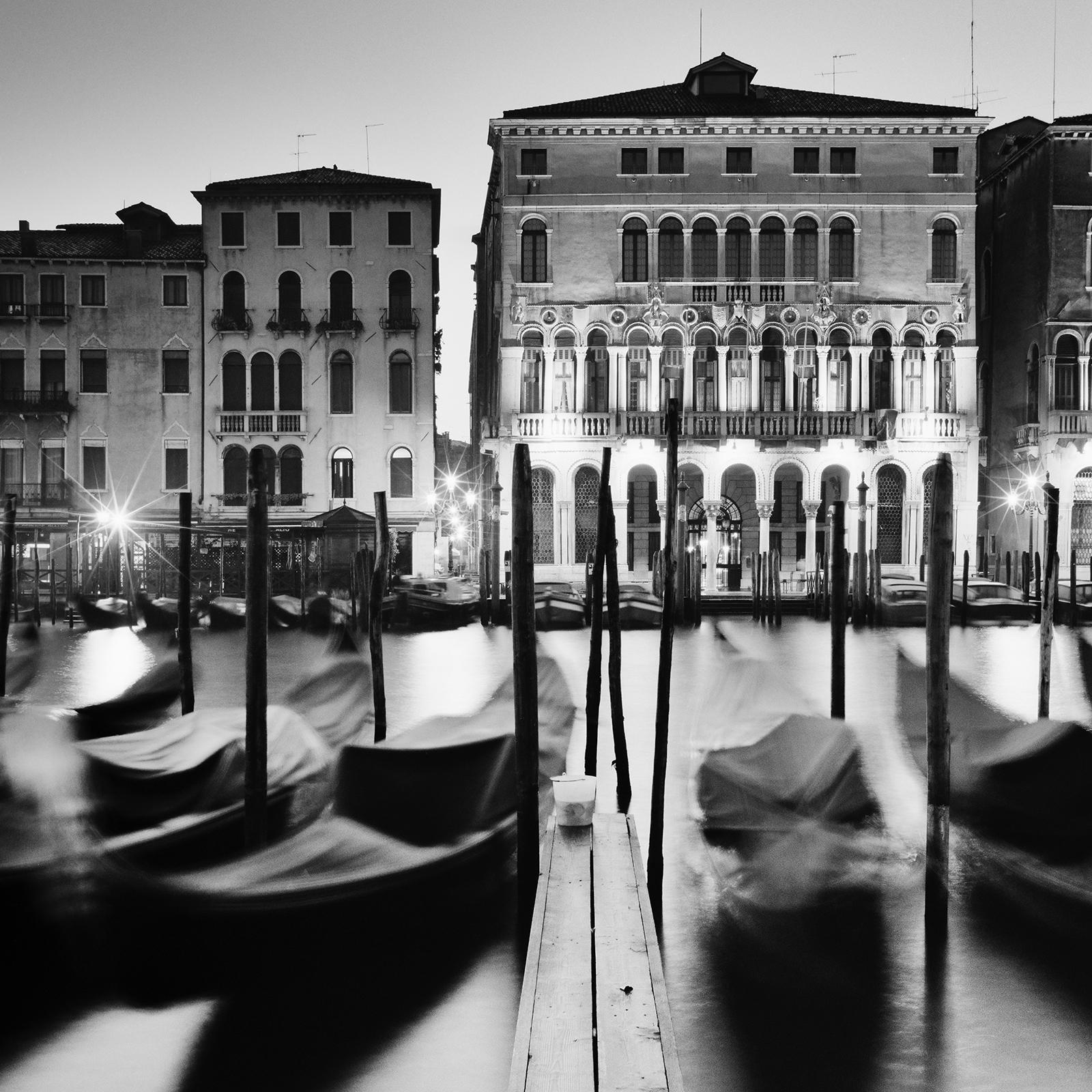 Rituel du matin, gondole, Venise, photographie noir et blanc, paysage urbain, art en vente 3
