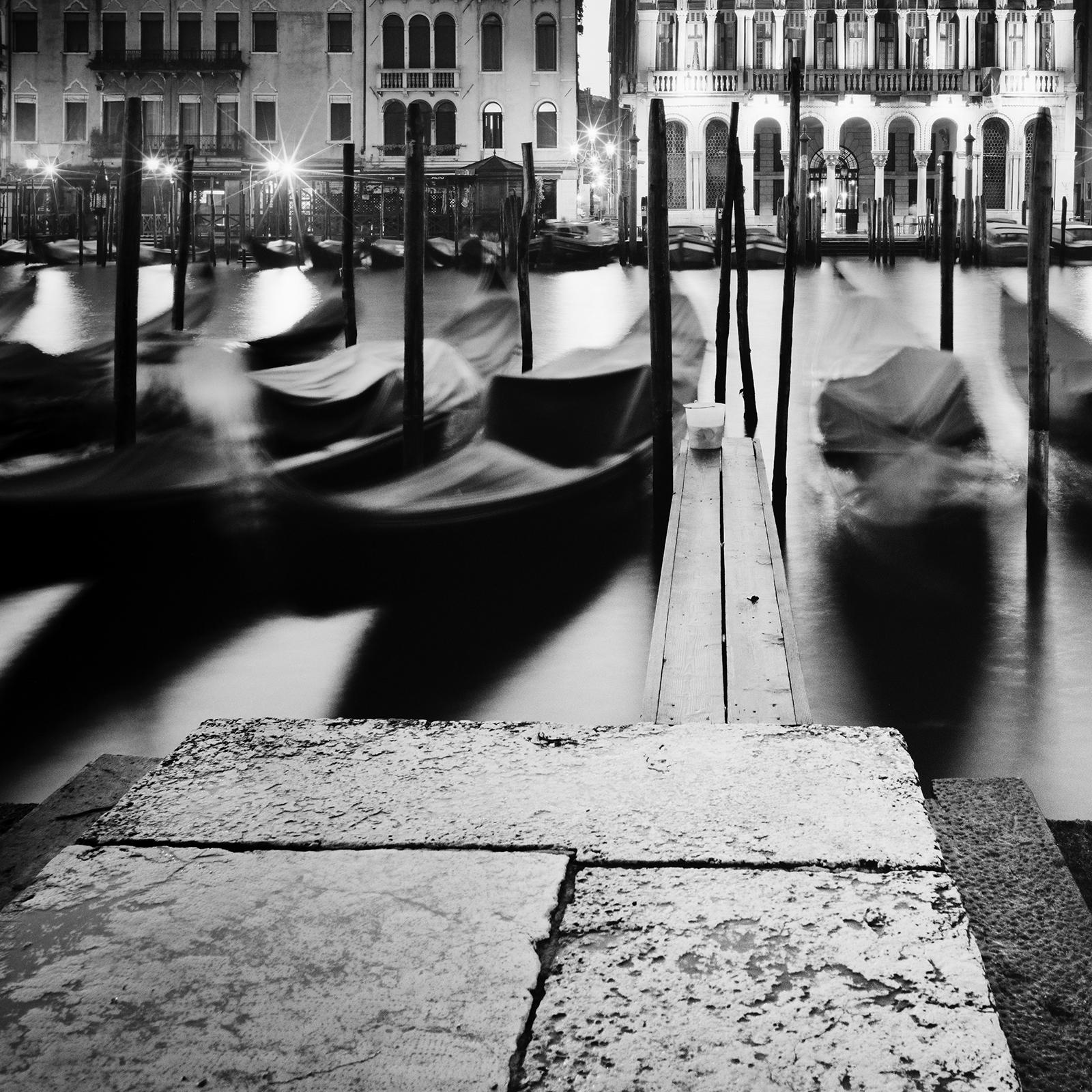 Rituel du matin, gondole, Venise, photographie noir et blanc, paysage urbain, art en vente 4