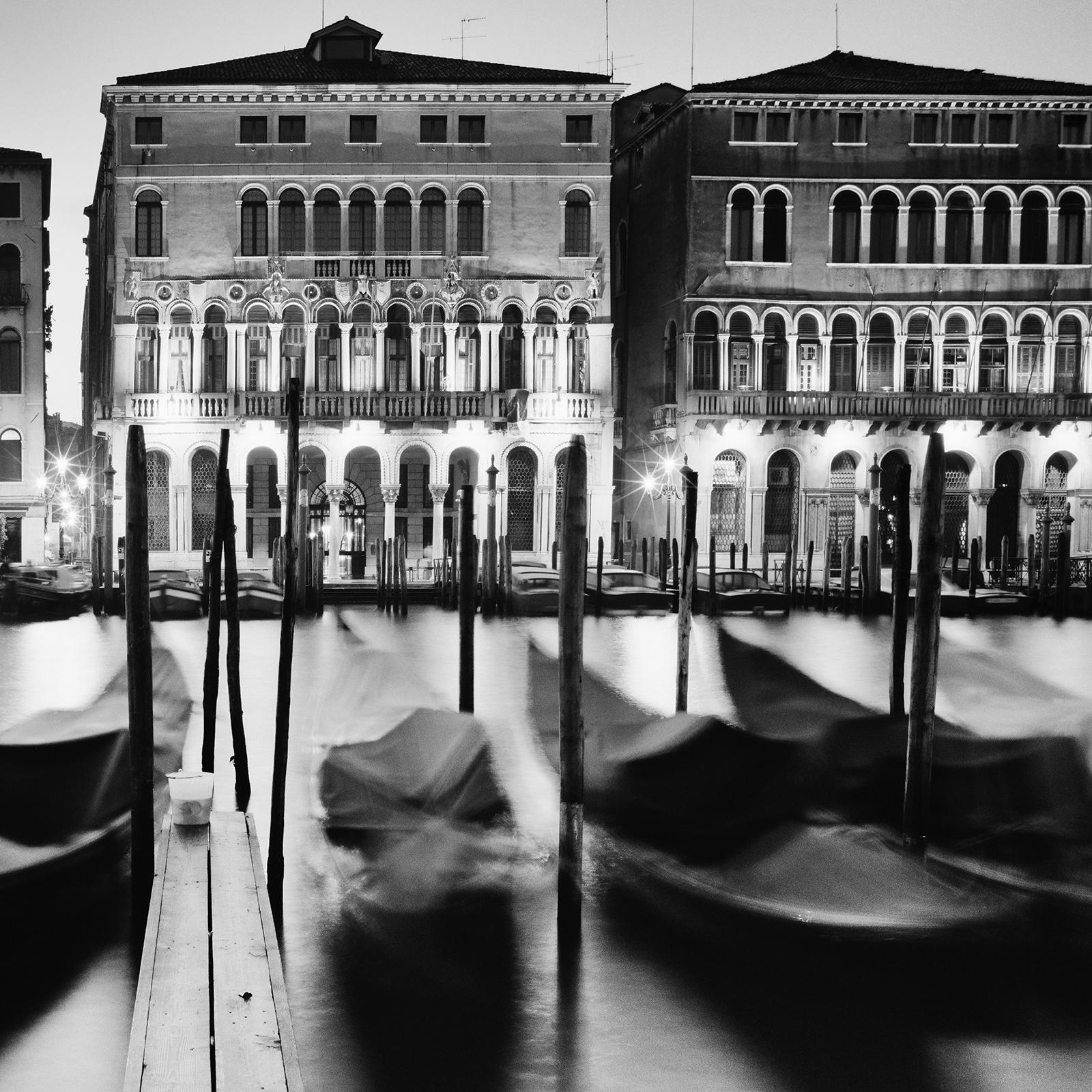 Rituel du matin, gondole, Venise, photographie noir et blanc, paysage urbain, art en vente 5