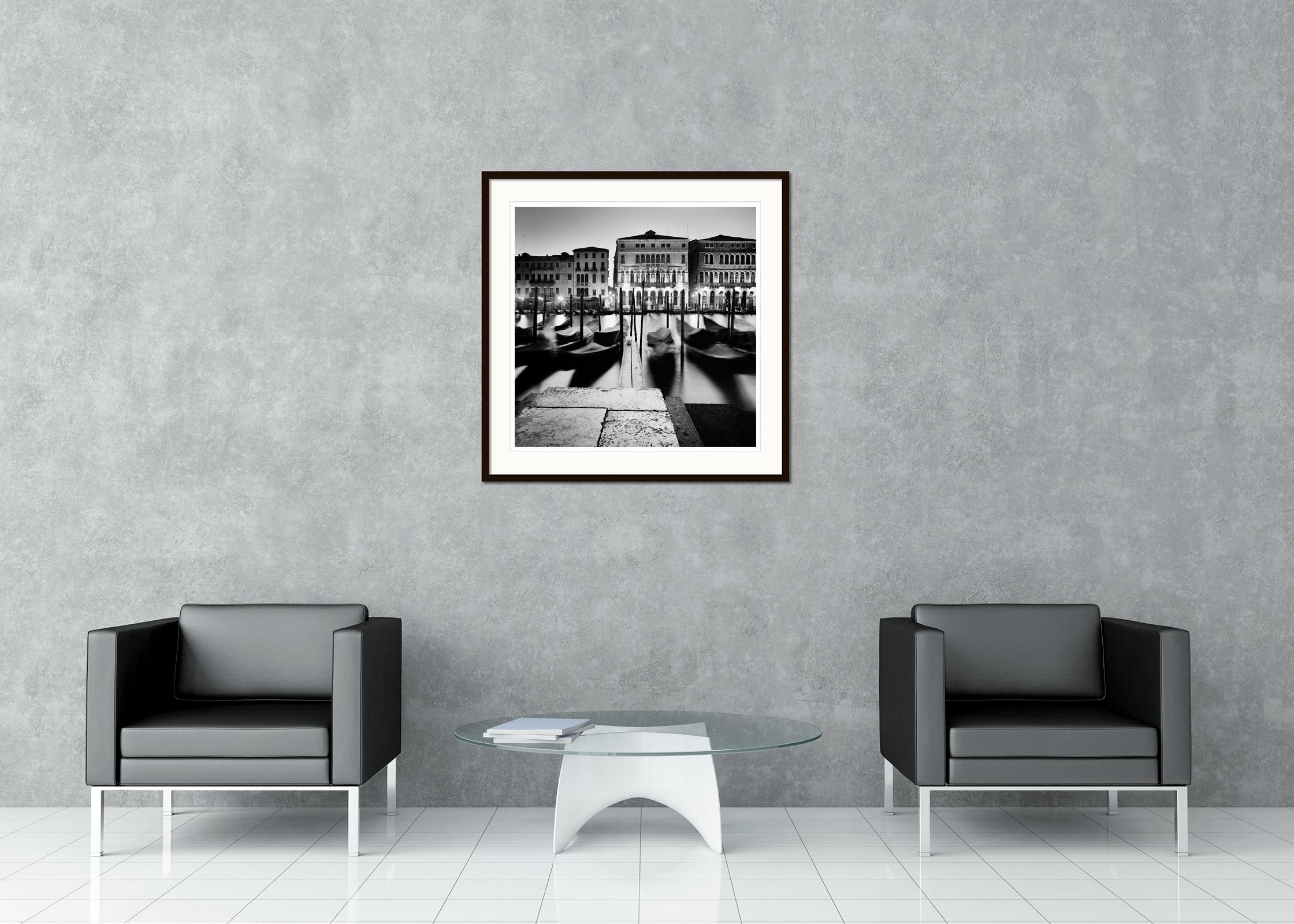 Paysage urbain en noir et blanc - photographie de paysage. Gondole dans le magnifique canal de Venise, en Italie. Épreuve à l'encre pigmentaire d'archives, édition de 9 exemplaires. Signée, titrée, datée et numérotée par l'artiste. Certificat