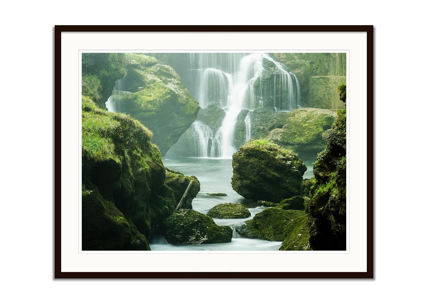 Moss-Wasserfall mit Deckel, großformatige Fotografie, Landschaft, limitierte Auflage (Schwarz), Landscape Photograph, von Gerald Berghammer