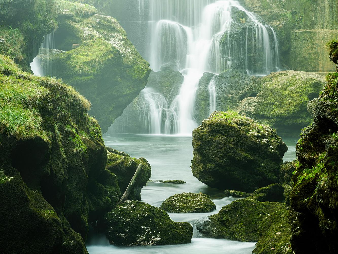 Gerald Berghammer Landscape Photograph – Moss-Wasserfall mit Deckel, großformatige Fotografie, Landschaft, limitierte Auflage