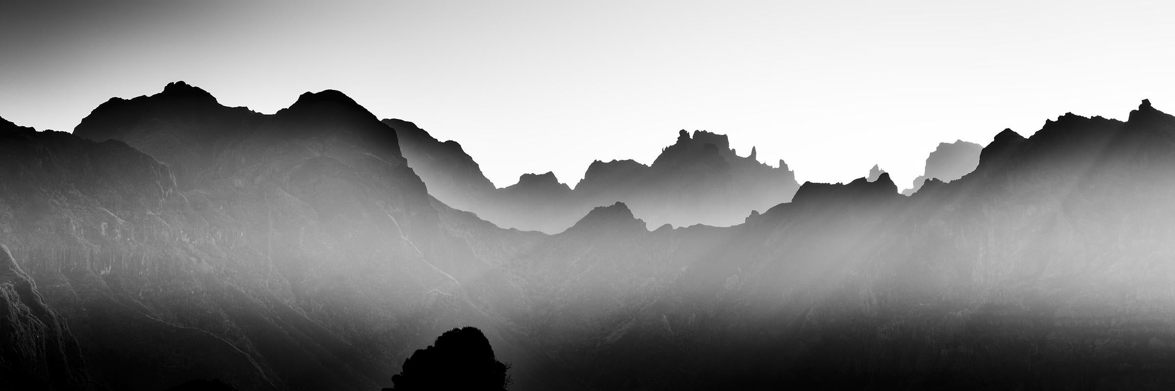 Montagnes dans l'ombre, lumière du matin, photographie en noir et blanc, panorama, art