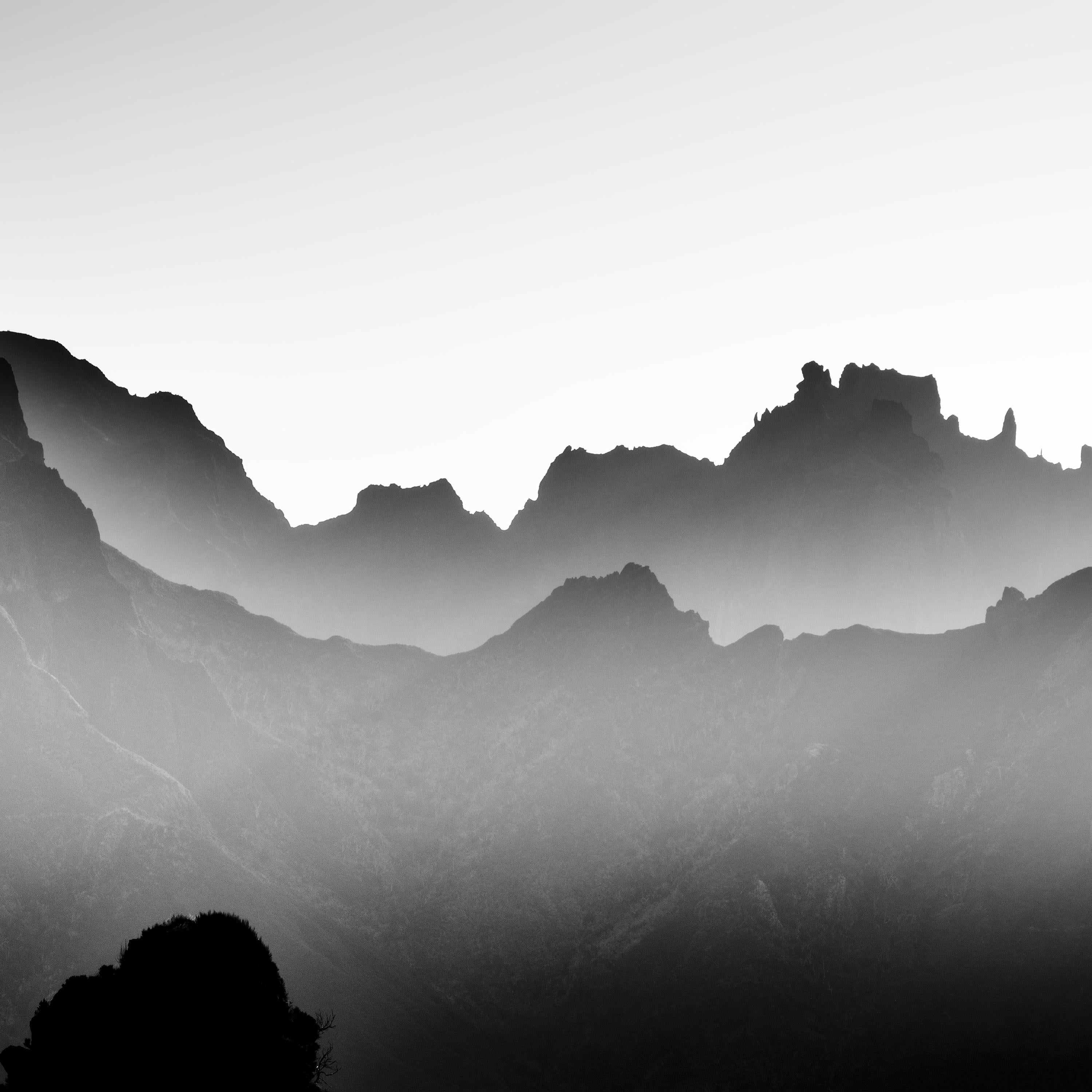 Berge im Schatten mit Morgenlicht Portugal Schwarz-Weiß-Kunstdruck Landschaft im Angebot 5