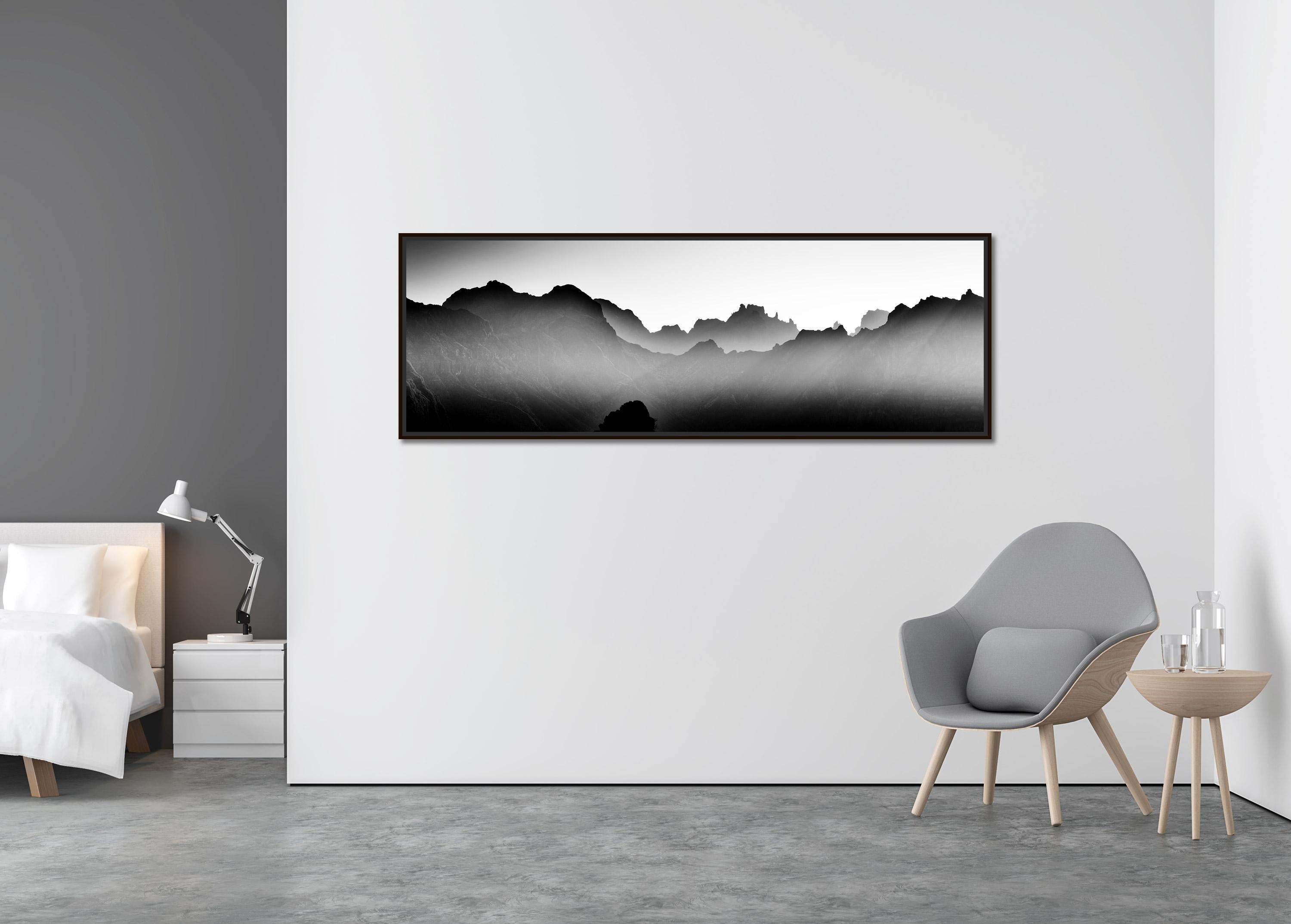 Berge im Schatten mit Morgenlicht Portugal Schwarz-Weiß-Kunstdruck Landschaft (Zeitgenössisch), Photograph, von Gerald Berghammer