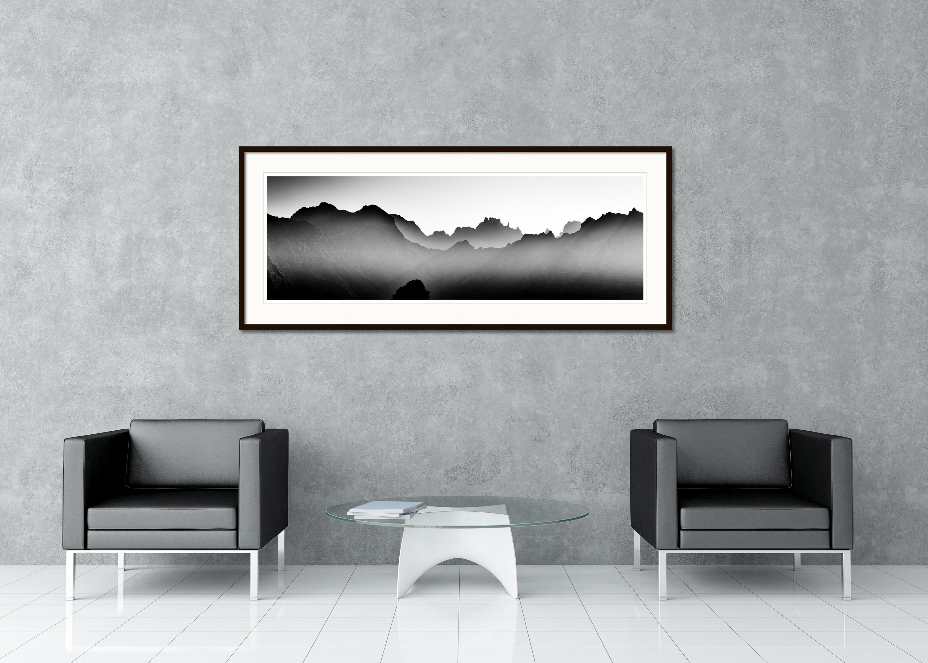 Berge im Schatten mit Morgenlicht Portugal Schwarz-Weiß-Kunstdruck Landschaft im Angebot 1