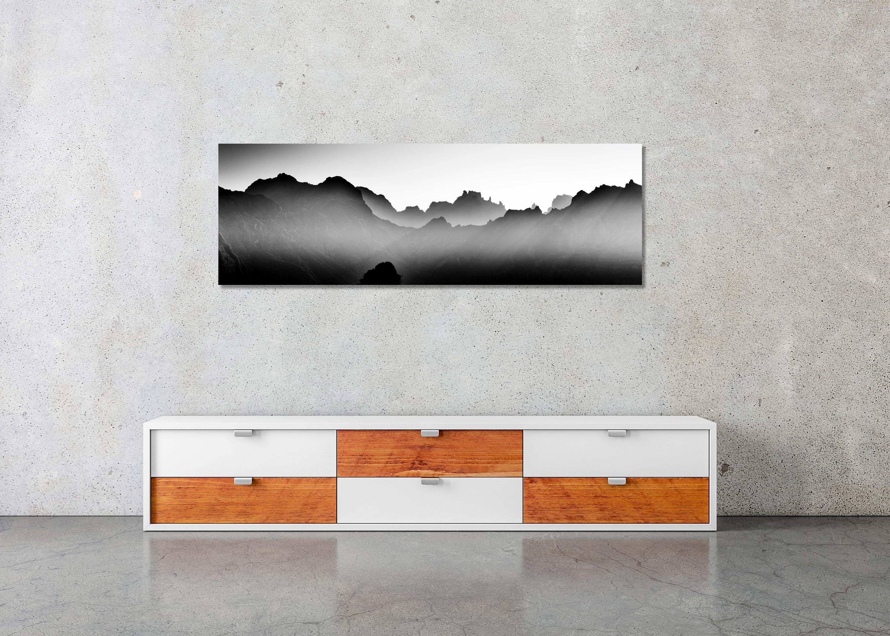 Berge im Schatten mit Morgenlicht Portugal Schwarz-Weiß-Kunstdruck Landschaft im Angebot 3