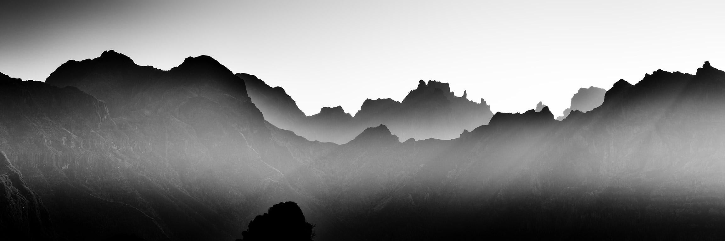 Gerald Berghammer Landscape Photograph – Berge im Schatten mit Morgenlicht Portugal Schwarz-Weiß-Kunstdruck Landschaft